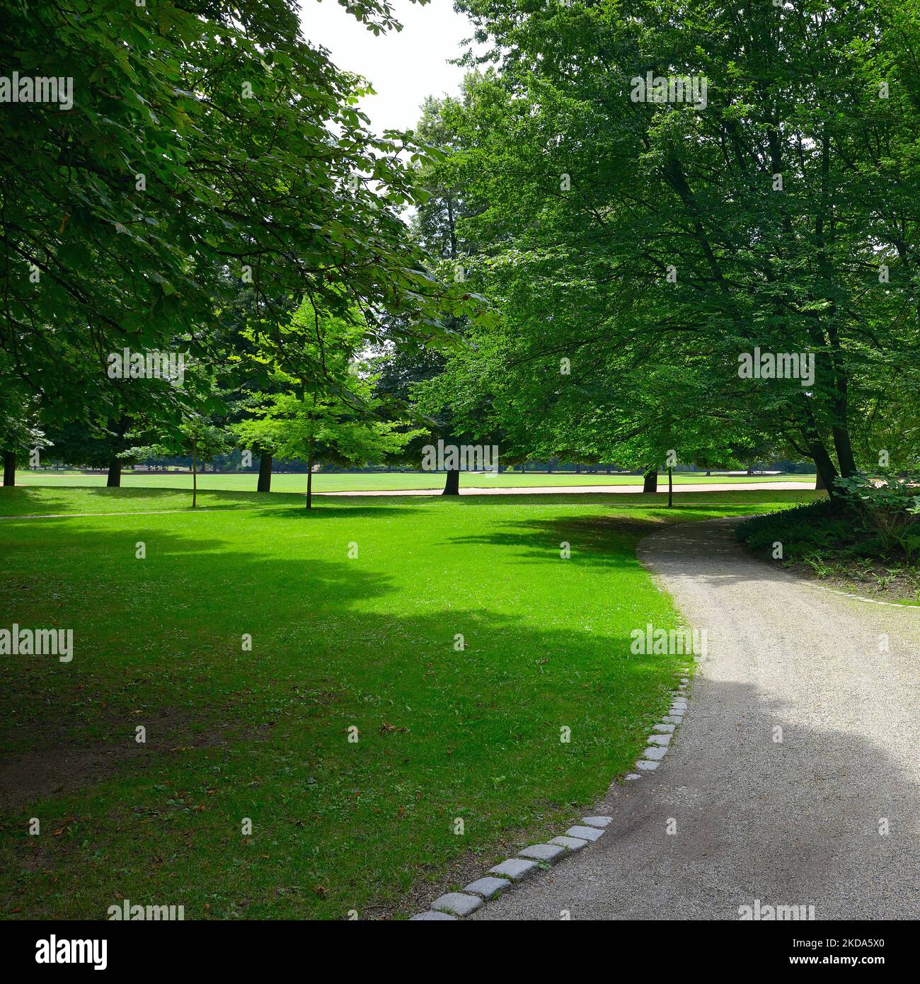 Percorso in ghiaia per praticare sport e passeggiate nel bellissimo parco estivo. Foto Stock