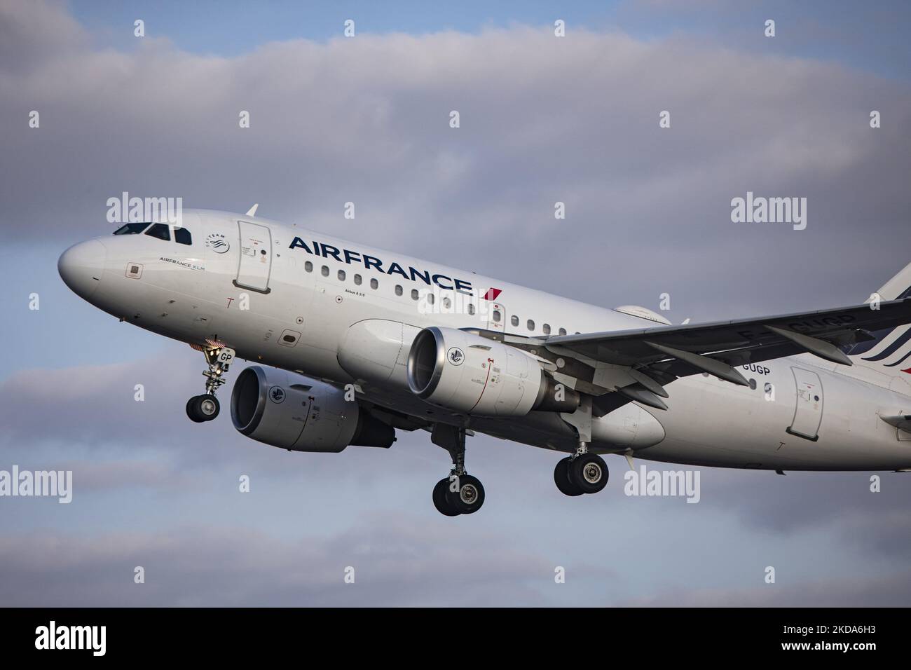 Air France Airbus A318 come visto durante la fase di decollo e volo dall'aeroporto Schiphol di Amsterdam. Il corpo stretto A318 parte dalla pista di Polderbaan e passa davanti alla torre di controllo effettuando un volo per Parigi. AirFrance AF AFR è il vettore di bandiera francese, filiale del Gruppo Air France-KLM e membro dell'alleanza aerea SkyTeam. Con la sospensione delle misure contro la pandemia di Coronavirus del Covid-19, l'industria dell'aviazione, dei viaggi e del turismo sta aumentando la domanda di voli. Dal 16 maggio 2022 l'uso obbligatorio di maschere facciali in aereo e in aeroporto è revocato. Amsterdam Foto Stock