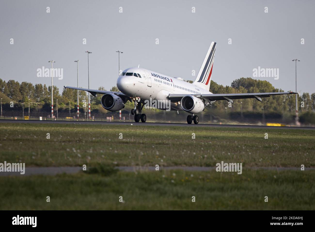 Air France Airbus A318 come visto durante la fase di decollo e volo dall'aeroporto Schiphol di Amsterdam. Il corpo stretto A318 parte dalla pista di Polderbaan e passa davanti alla torre di controllo effettuando un volo per Parigi. AirFrance AF AFR è il vettore di bandiera francese, filiale del Gruppo Air France-KLM e membro dell'alleanza aerea SkyTeam. Con la sospensione delle misure contro la pandemia di Coronavirus del Covid-19, l'industria dell'aviazione, dei viaggi e del turismo sta aumentando la domanda di voli. Dal 16 maggio 2022 l'uso obbligatorio di maschere facciali in aereo e in aeroporto è revocato. Amsterdam Foto Stock