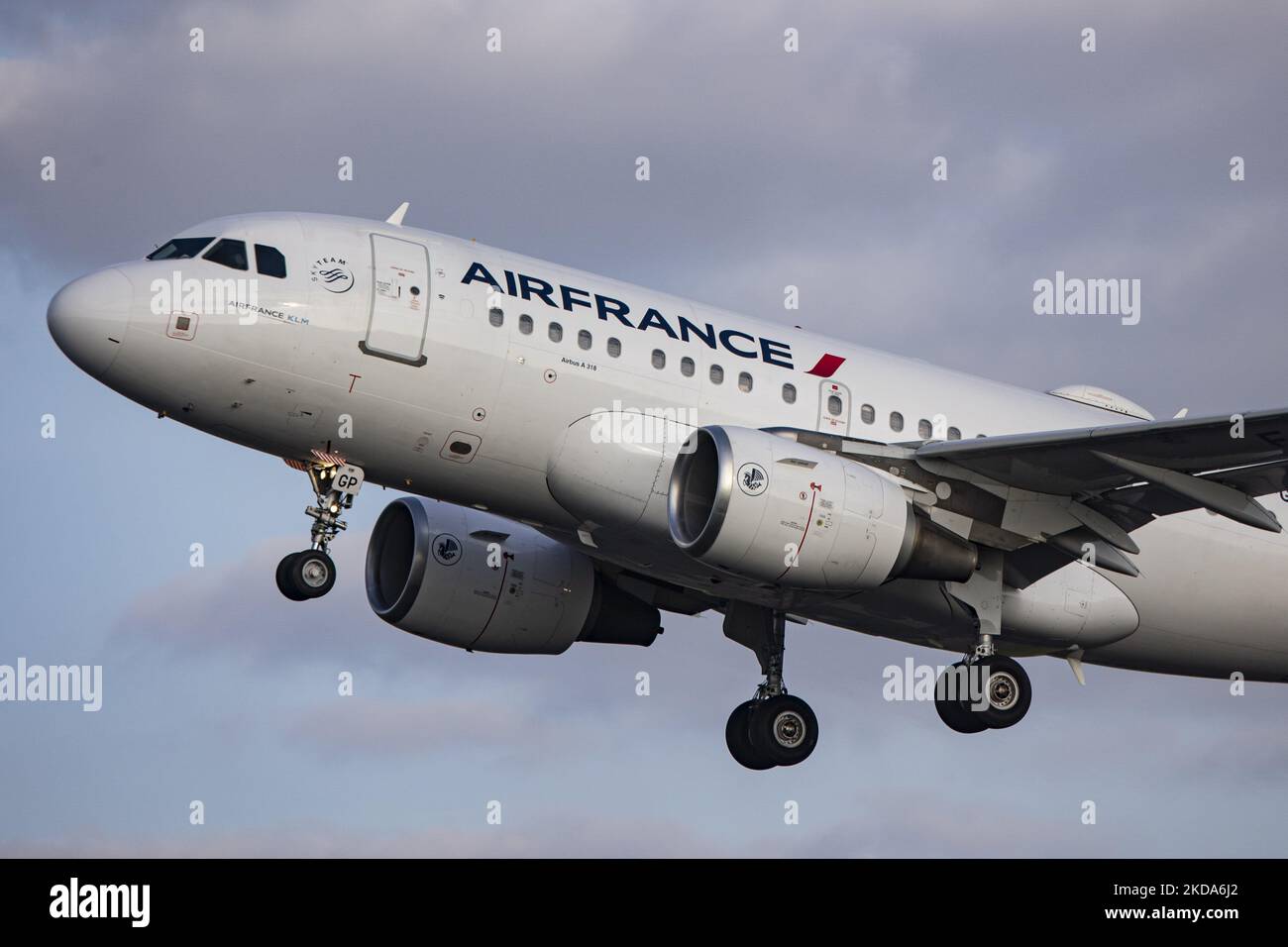 Air France Airbus A318 come visto durante la fase di decollo e volo dall'aeroporto Schiphol di Amsterdam. Il corpo stretto A318 parte dalla pista di Polderbaan e passa davanti alla torre di controllo effettuando un volo per Parigi. AirFrance AF AFR è il vettore di bandiera francese, filiale del Gruppo Air France-KLM e membro dell'alleanza aerea SkyTeam. Con la sospensione delle misure contro la pandemia di Coronavirus del Covid-19, l'industria dell'aviazione, dei viaggi e del turismo sta aumentando la domanda di voli. Dal 16 maggio 2022 l'uso obbligatorio di maschere facciali in aereo e in aeroporto è revocato. Amsterdam Foto Stock