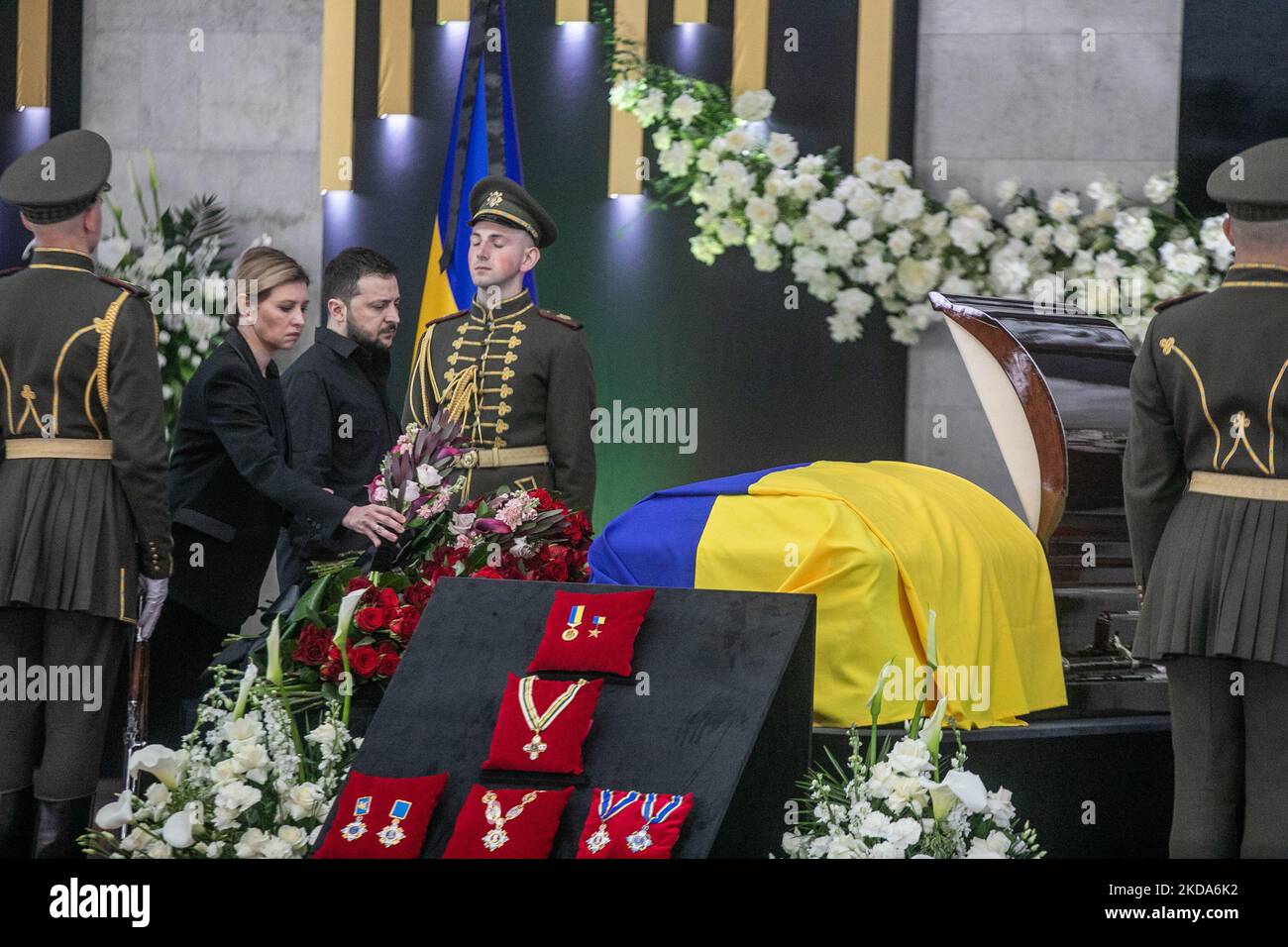 Il Presidente dell'Ucraina Volodymyr Zelensky e la prima signora Olena Zelenska saluta il corpo del primo Presidente dell'Ucraina Leonid Kravchuk durante una cerimonia in onore del politico, il 17 maggio 2022. (Foto di Oleksandr Khomenko/NurPhoto) Foto Stock