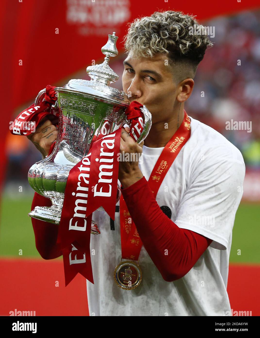 Roberto Firmino di Liverpool bacia la fa Cup dopo i loro lati 6-5 sparatoria di penalità dopo un tiraggio di 0-0:00 in tempo normale fa Cup Final tra Chelsea e Liverpool a Wembley Stadium , Londra, Regno Unito 14th maggio , 2022 (Photo by Action Foto Sport/NurPhoto) Foto Stock