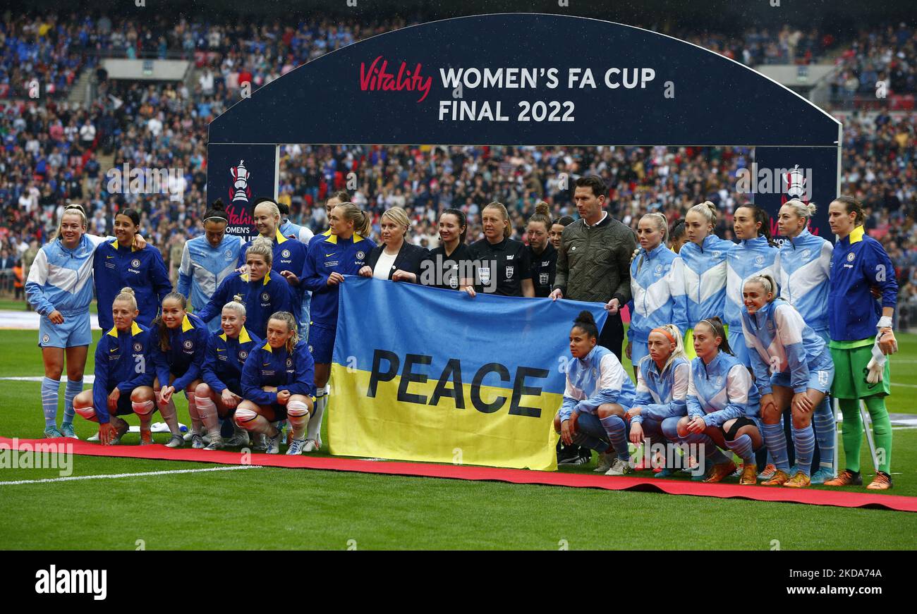 Giocatori di entrambe le squadre e ufficiali della partita che si pongono con la bandiera Ucraina prima della finale della Coppa delle Donne fa tra le donne di Chelsea e le donne di Manchester City al Wembley Stadium , Londra, Regno Unito 15th maggio , 2022 (Photo by Action Foto Sport/NurPhoto) Foto Stock