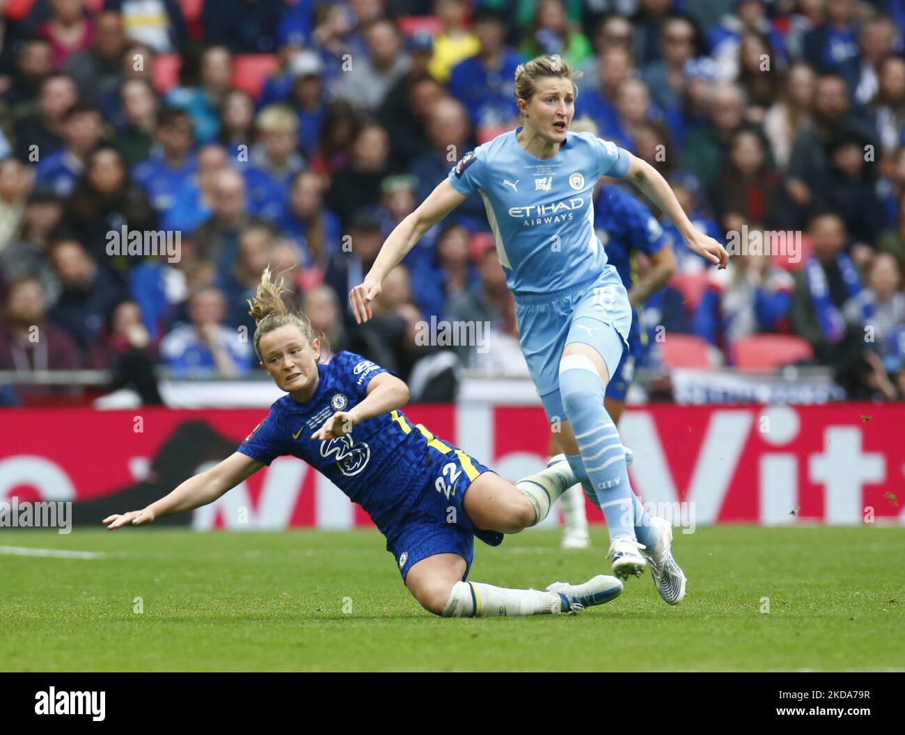 LONDRA, INGHILTERRA - MAGGIO 15:L-R Chelsea Women Erin Cuthbert ed Ellen White di Manchester City WFC durante la finale della Coppa delle Donne fa tra le Donne Chelsea e le Donne di Manchester City allo Stadio di Wembley , Londra, Regno Unito 15th Maggio , 2022 (Photo by Action Foto Sport/NurPhoto) Foto Stock