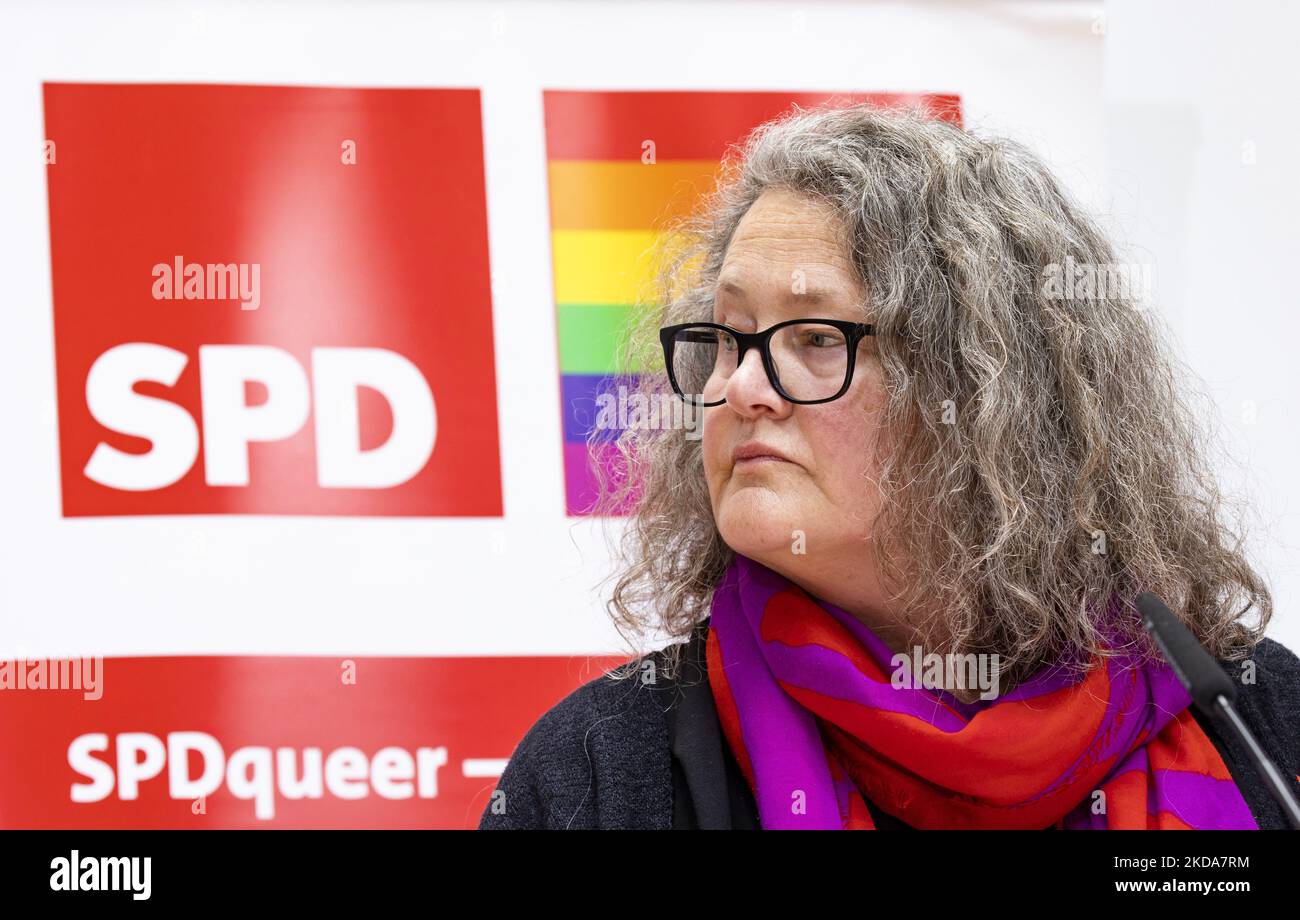 Il Presidente della SPD Queer Carola Ebhardt è stato raffigurato durante un evento organizzato per la Giornata Internazionale contro l'omofobia, la Bifobia e la Transpfobia presso la Willy-Brandt-Haus di Berlino, in Germania, il 18 maggio 2022. (Foto di Emmanuele Contini/NurPhoto) Foto Stock