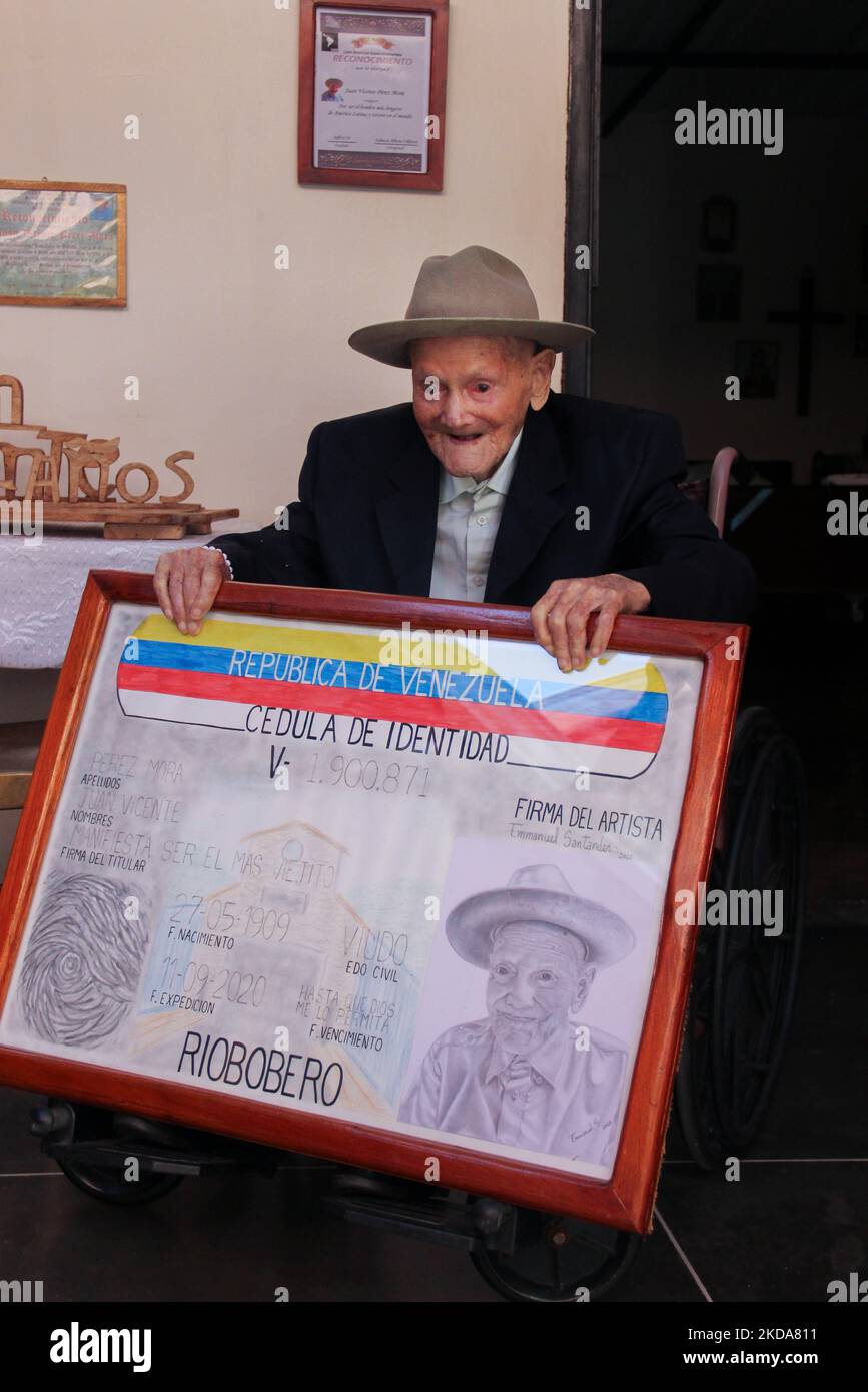 Juan Vicente Mora posa per una fotografia con un ritratto della sua carta d'identità. San JosÃ de Bolivar, 24 gennaio 2022. L'uomo più antico del mondo è l'anziano venezuelano Juan Vicente Mora, con un'età di 112 anni e 253 giorni, ufficialmente riconosciuto dal Guinness Book of World Records, che ha informato di essere ufficialmente il 'più vecchio' uomo del mondo. È nato il 27 maggio 1909 a El Cobre, Stato di TÃ¡chira, Venezuela. Juan Vicente ha 28 nipoti, 41 nipoti e 112 nipoti, il Guinness Book ha detto su Twitter. (Foto di Jorge Mantilla/NurPhoto) Foto Stock