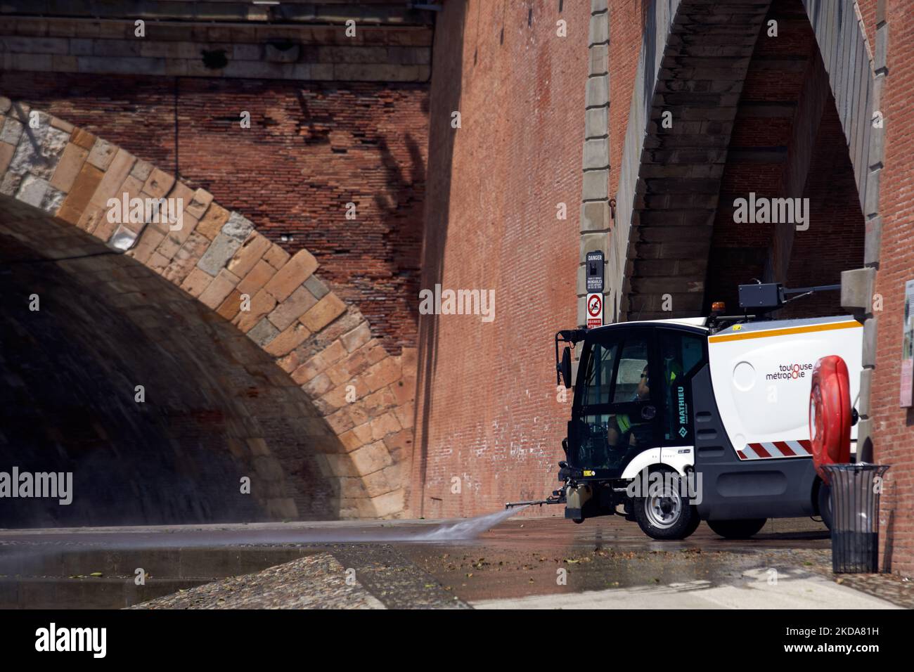 Spreco di acqua potabile, questo camion pulisce le rive del fiume della Garonna a Tolosa. Lo stesso giorno in cui Antonio Gutierrez, segretario delle Nazioni Unite, emette un avvertimento oscuro sul cambiamento climatico e sulla "catastrofe climatica”, la Francia sta rompendo i record di calore, soprattutto nel sud-ovest e nel sud-est. La Francia è da 11 a 13 °C al di sopra delle temperature normali per maggio. Per ora, il 2022 maggio è il maggio più caldo in Francia dal 1850. Anche la Francia sta attraversando una fase di siccità, come ad esempio a Tolosa, quest'anno ha piovuto 0,2 litri al metro quadro, mentre per maggio la pioggia normale è di circa 72 litri al metro quadro. A livello globale, Foto Stock