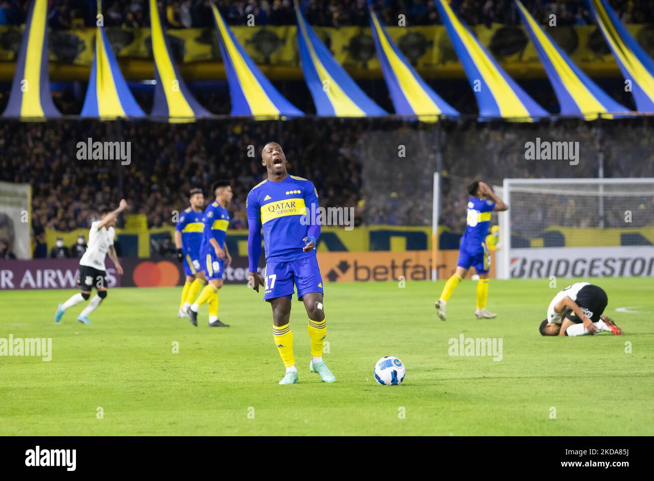 Luis Advincula del Boca Juniors argentino reagisce durante una partita di calcio della Copa Libertadores contro i Corinzi brasiliani allo stadio Bombonera di Buenos Aires, Argentina, 17 maggio 2022. (Foto di MatÃas Baglietto/NurPhoto) Foto Stock