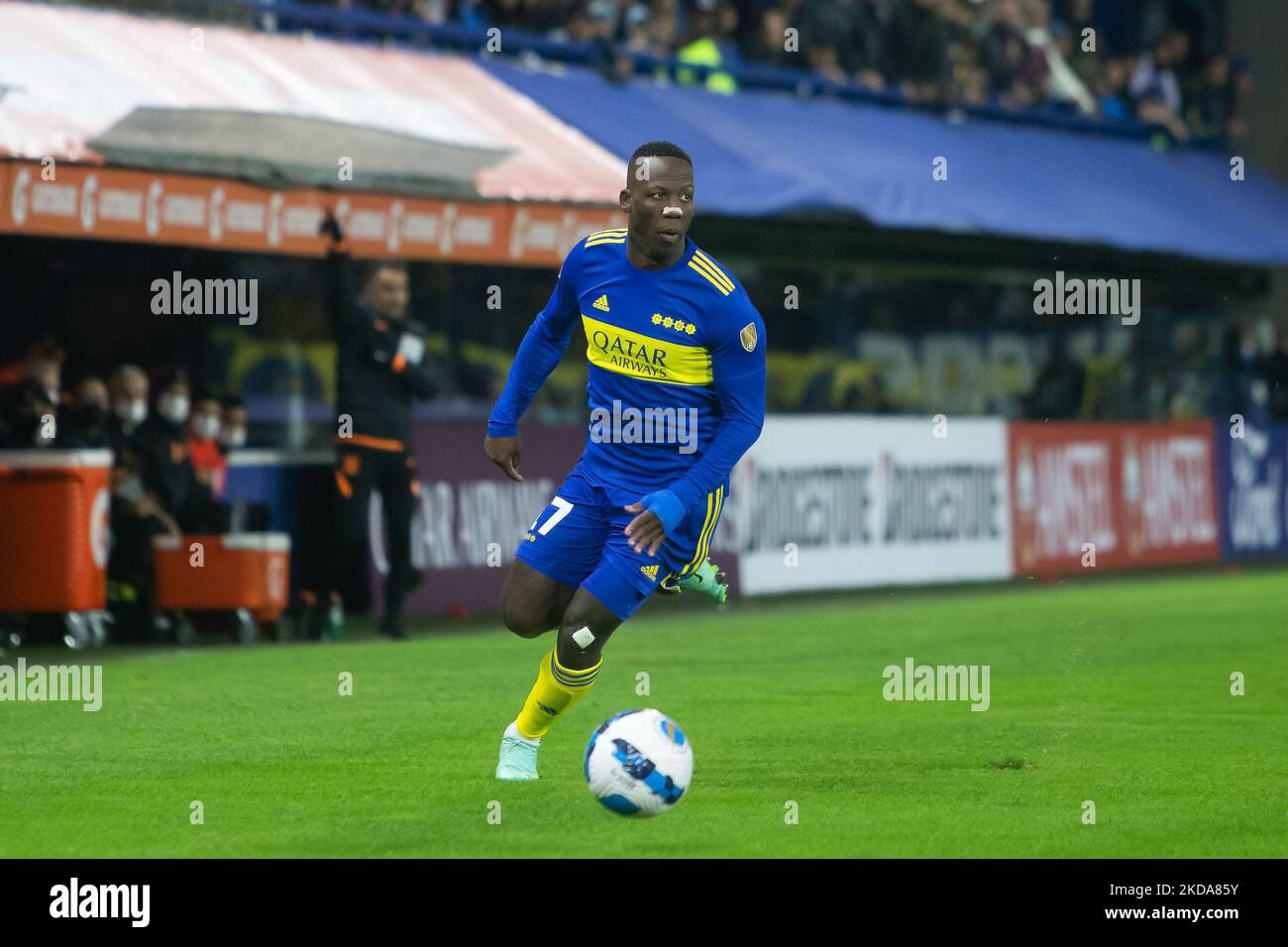 Luis Advincula del Boca Juniors argentino in azione durante una partita di calcio della Copa Libertadores contro i Corinzi brasiliani allo stadio Bombonera di Buenos Aires, Argentina, 17 maggio 2022. (Foto di Matías Baglietto/NurPhoto) Foto Stock