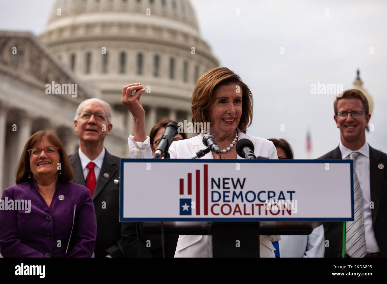 Nancy Pelosi interviene durante una conferenza stampa che segna il 25th° anniversario della Nuova coalizione democratica. I 98 membri dei nuovi Democratici sono centristi e pro-business. (Foto di Allison Bailey/NurPhoto) Foto Stock