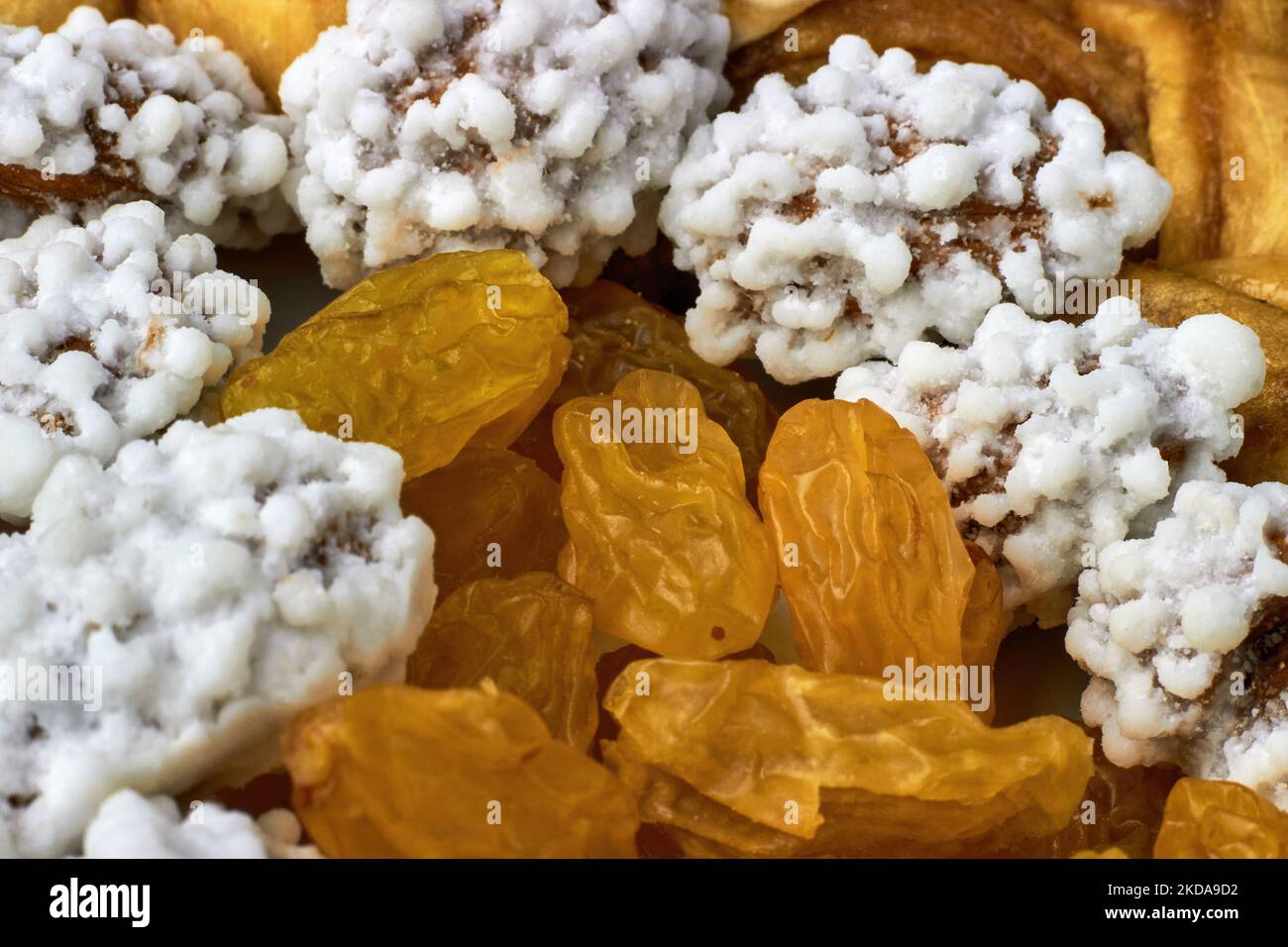 L'uvetta d'oro e le arachidi si sciolgono in smalto. Sfondo da frutte secche. Foto Stock