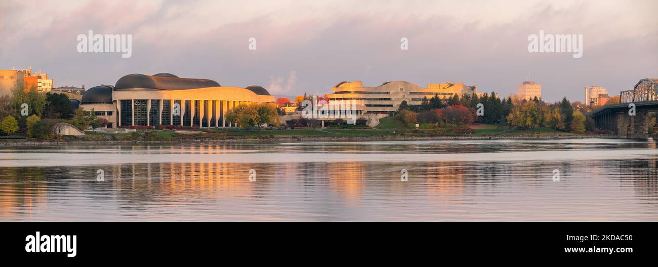 Ottawa, Ontario - 21 ottobre 2022: Vista dall'altra parte del fiume Ottawa verso il museo di storia canadese all'alba. Foto Stock