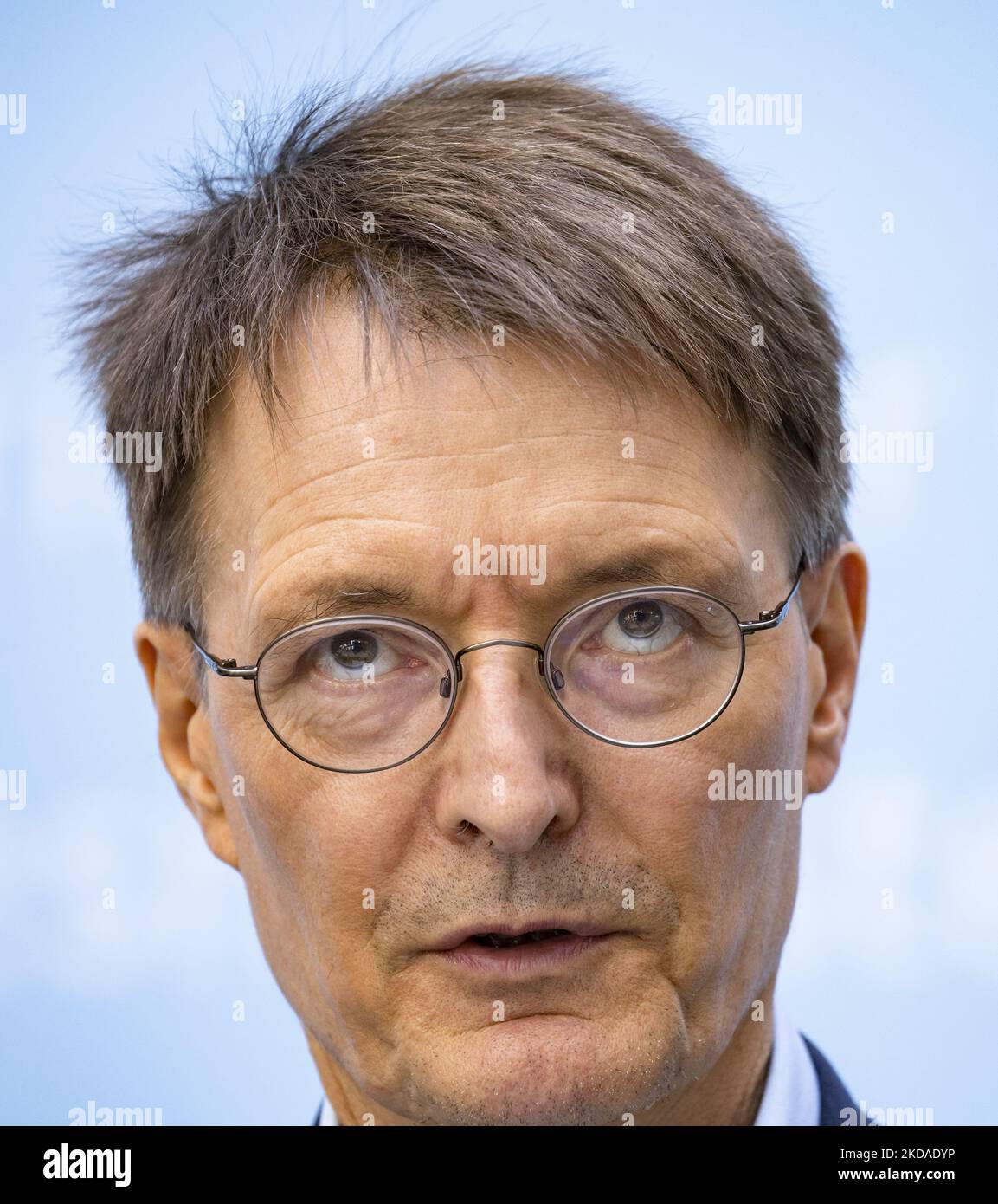 Il Ministro tedesco della sanità Karl Lauterbach si rivolge ai media durante la presentazione della strategia di vaccinazione del governo al Ministero tedesco della sanità a Berlino, in Germania, il 18 maggio 2022. (Foto di Emmanuele Contini/NurPhoto) Foto Stock