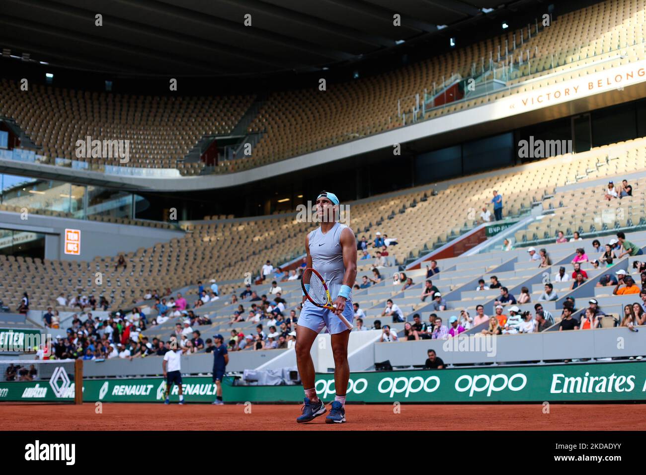 Rafael Nadal pratica sulla corte di Philippe Chatrier nella preparazione delle finali del Gran Slam di Roland Garros, a Parigi, in Francia, il 18 maggio 2022 (Foto di Ibrahim Ezzat/NurPhoto) Foto Stock