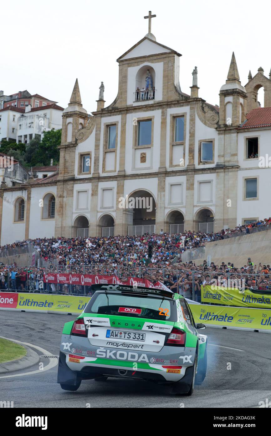 Nikolay GRYAZIN (ANA) e Konstantin ALEKSANDROV (ANA) a SKODA Fabia Evo di TOKSPORT WRT 2 in azione durante il SS1° Coimbra Street Stage del WRC Vodafone Rally Portogallo 2022 a Matosinhos - Portogallo, il 19 maggio 2022. (Foto di Paulo Oliveira / NurPhoto) Foto Stock