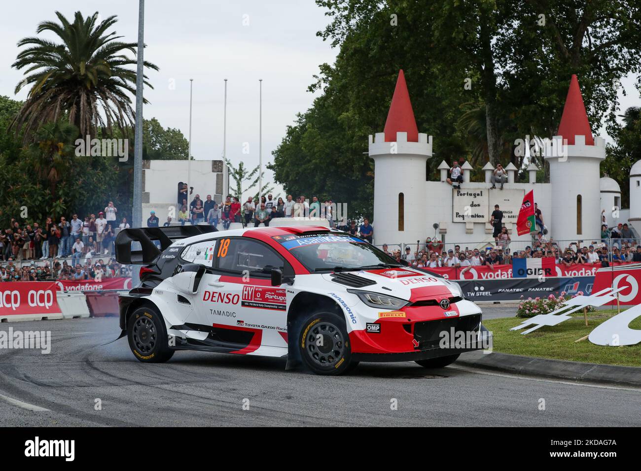 Takamoto KATSUTA (JPN) e Aaron JOHNSTON (IRL) in TOYOTA GR Yaris Rally1 della TOYOTA GAZOO RACING WRT NG in azione durante il SS1° Coimbra Street Stage del WRC Vodafone Rally Portogallo 2022 a Matosinhos - Portogallo, il 19 maggio 2022. (Foto di Paulo Oliveira / NurPhoto) Foto Stock