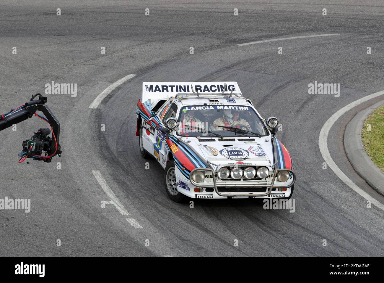 David Kedward e Jeremy Baker in Lancia Rally 037 GR:B Original Preston/Lyall, Safari Rally 1985 in azione durante la SS1° tappa Coimbra Street del WRC Vodafone Rally Portogallo 2022 a Matosinhos - Portogallo, il 19 maggio 2022. (Foto di Paulo Oliveira / NurPhoto) Foto Stock