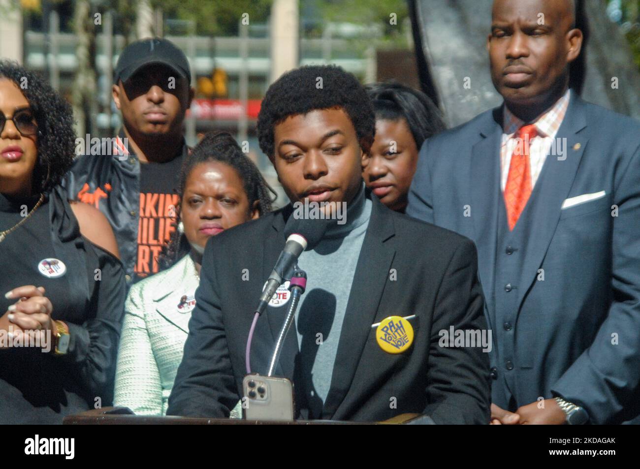 Zion Sykes da PA Youth Vota durante una conferenza stampa per aggiornare i Filadelfisti sullo status del 17 maggio 2022, le elezioni primarie in città, di fronte alla statua di Cato al Municipio di Philadelphia, PA il 9 maggio 2022. (Foto di Cory Clark/NurPhoto) Foto Stock