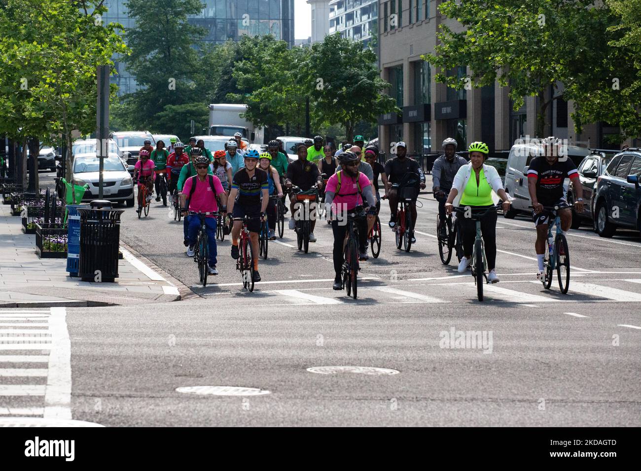 Il sindaco di Washington Muriel Bowser partecipa al 2022° Bike to Work Day a Franklin Park il 20 maggio 2022 (Foto di Bryan Olin Dozier/NurPhoto) Foto Stock