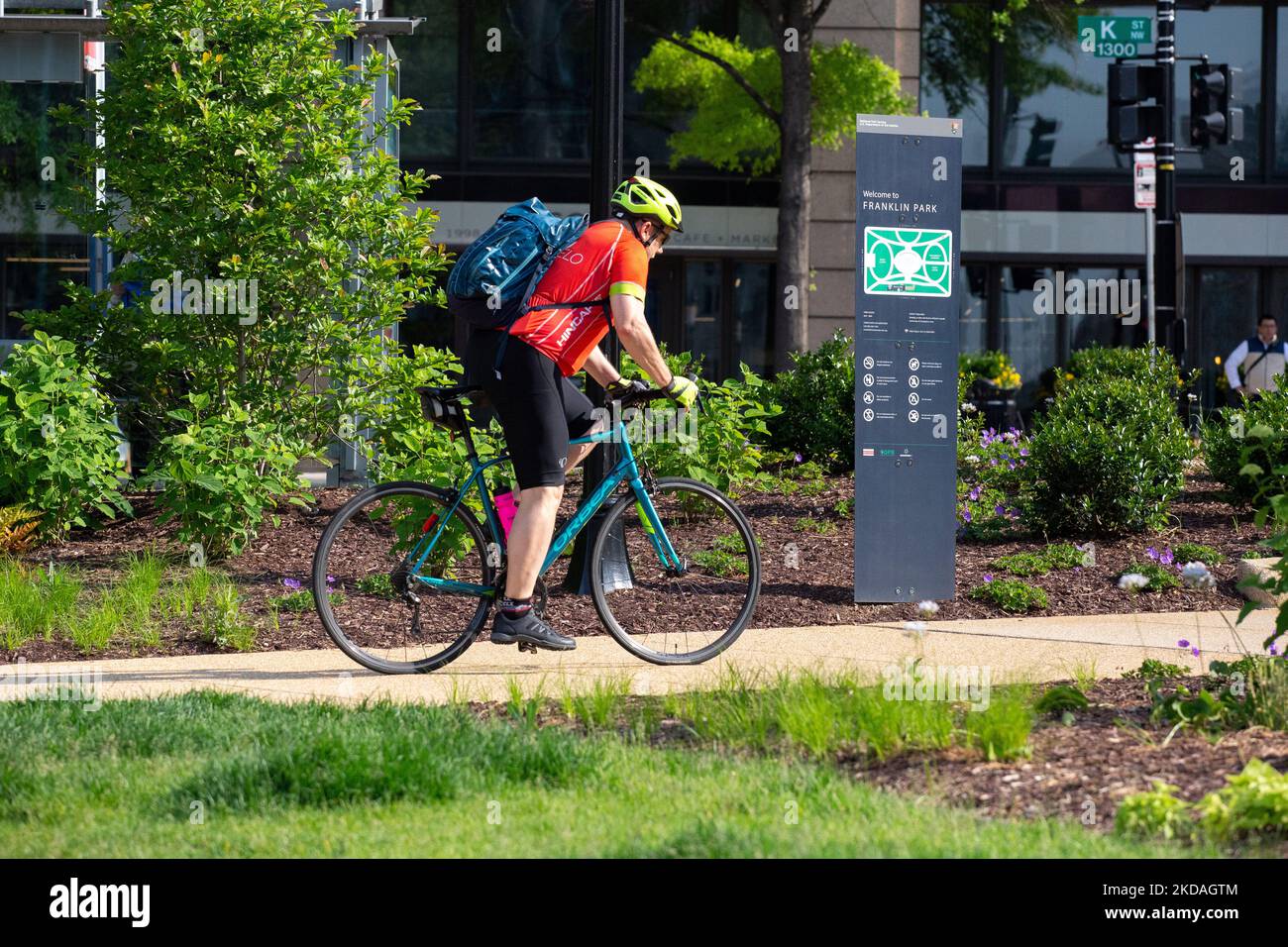 Una persona guida una bicicletta durante il 2022° Bike to Work Day a Washington, D.C. il 20 maggio 2022 (Foto di Bryan Olin Dozier/NurPhoto) Foto Stock