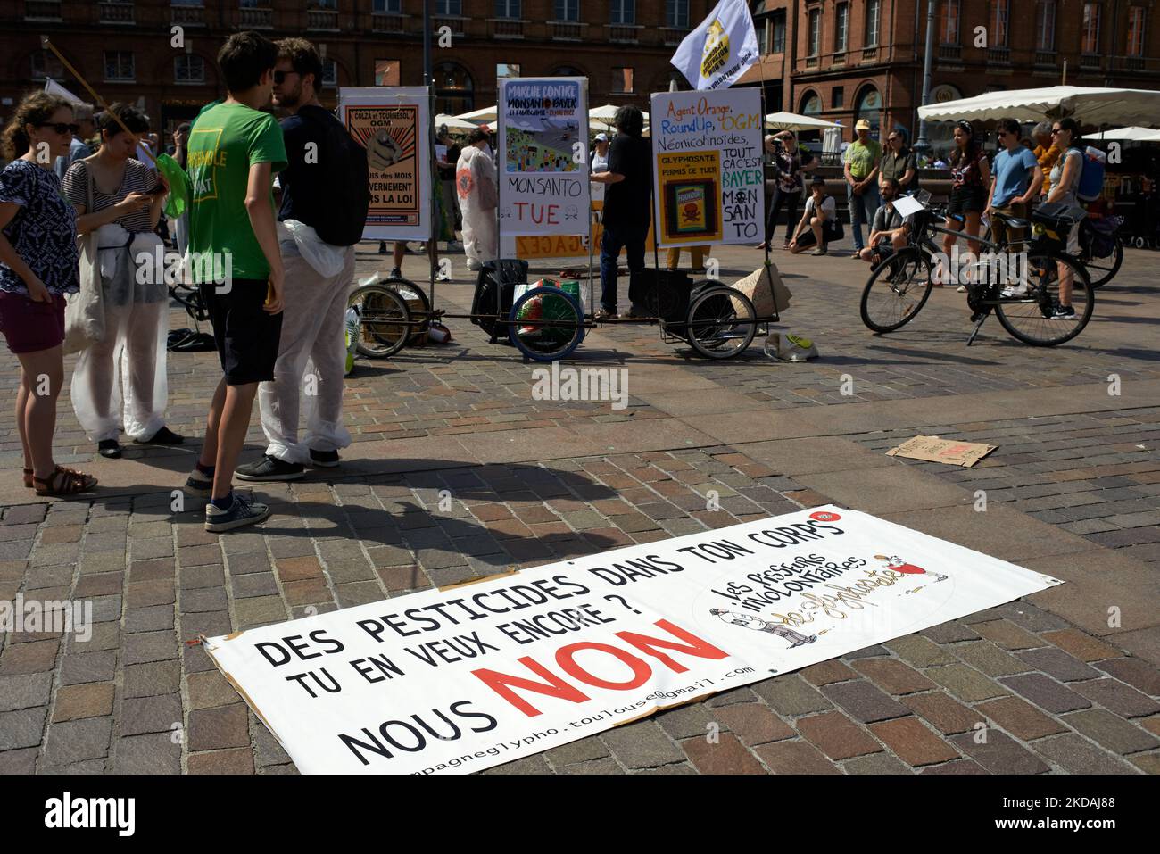 La bandiera sulla terra legge 'desiderate un certo più pesticida nel vostro corpo? Per noi, È NO !'diverse ONG, associazioni (Faucheurs volontaires, XR, ecc.) hanno organizzato un incontro e una marcia contro Monsanto-Bayer come produttore di biocidi e OGM. Dicono che "fondono il mondo tossico di Monsanto-Bayer" come scandali e procedure di giustizia contro i biocidi'makers diventano più frequenti (Chlordecone, glifosato, agente arancione..). Difendono un'agricoltura biologica, la biodiversità, l'agroecologia e un cibo pulito e per tutti; per loro, la giustizia sociale ed ecologica va con un mondo migliore. Proteste simili anche Foto Stock