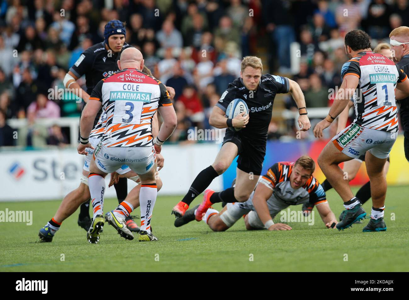 Alex Tait di Newcastle Falcons guarda a prendere sia Dan Cole di Leicester Tigers ed Ellis Gorge di Leicester Tigers durante la partita Gallagher Premiership tra Newcastle Falcons e Leicester Tigers a Kingston Park, Newcastle, sabato 21st maggio 2022. (Foto di Chris Lisham/MI News/NurPhoto) Foto Stock