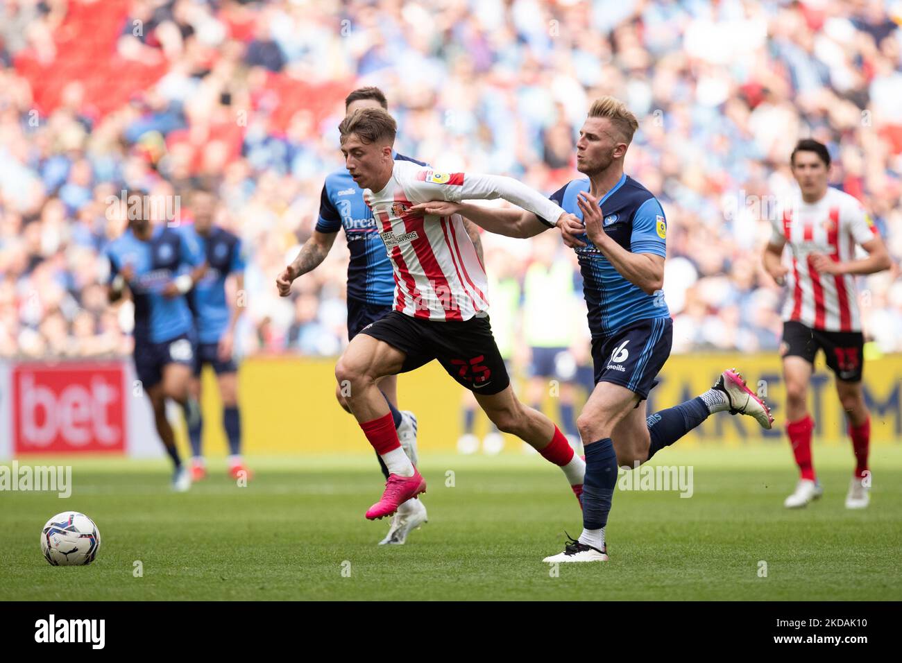 Jack Clarke di Sunderland e Jason McCarthy di Wycombe Wanderers combattono per la palla durante la partita della Sky Bet League 1 tra Sunderland e Wycombe Wanderers al Wembley Stadium, Londra, sabato 21st maggio 2022. (Foto di Federico Maranesi/MI News/NurPhoto) Foto Stock