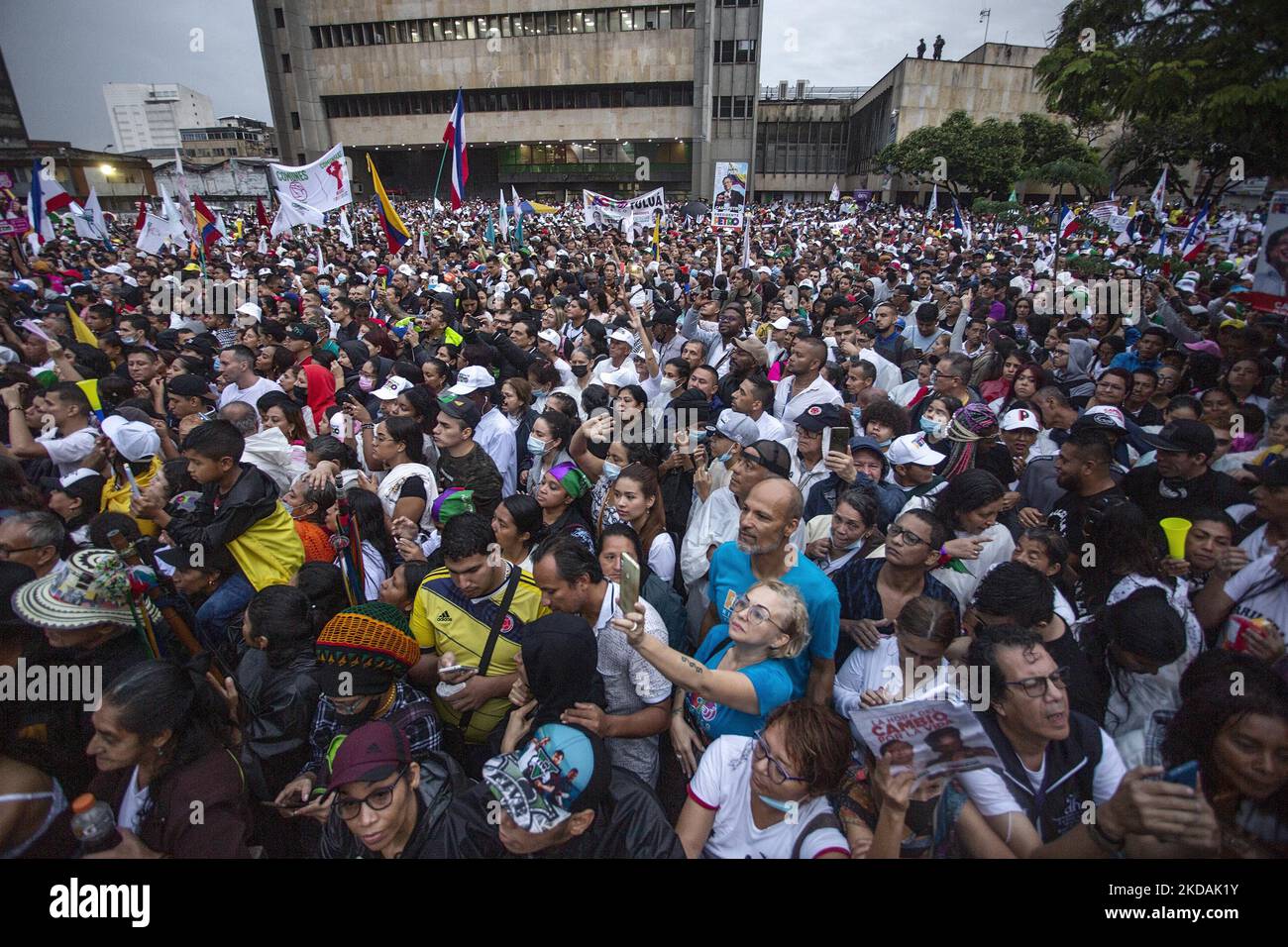 Cerimonia di chiusura della campagna elettorale a Santiago de Cali di Gustavo Petro, candidato alla presidenza della Colombia per il Pacto HistÃ³rico, insieme al suo candidato alla vicepresidenza, Francia MÃ¡rquez. Santiago de Cali, Valle del Cauca, 19 maggio 2022. (Foto di Robert Bonet/NurPhoto) Foto Stock