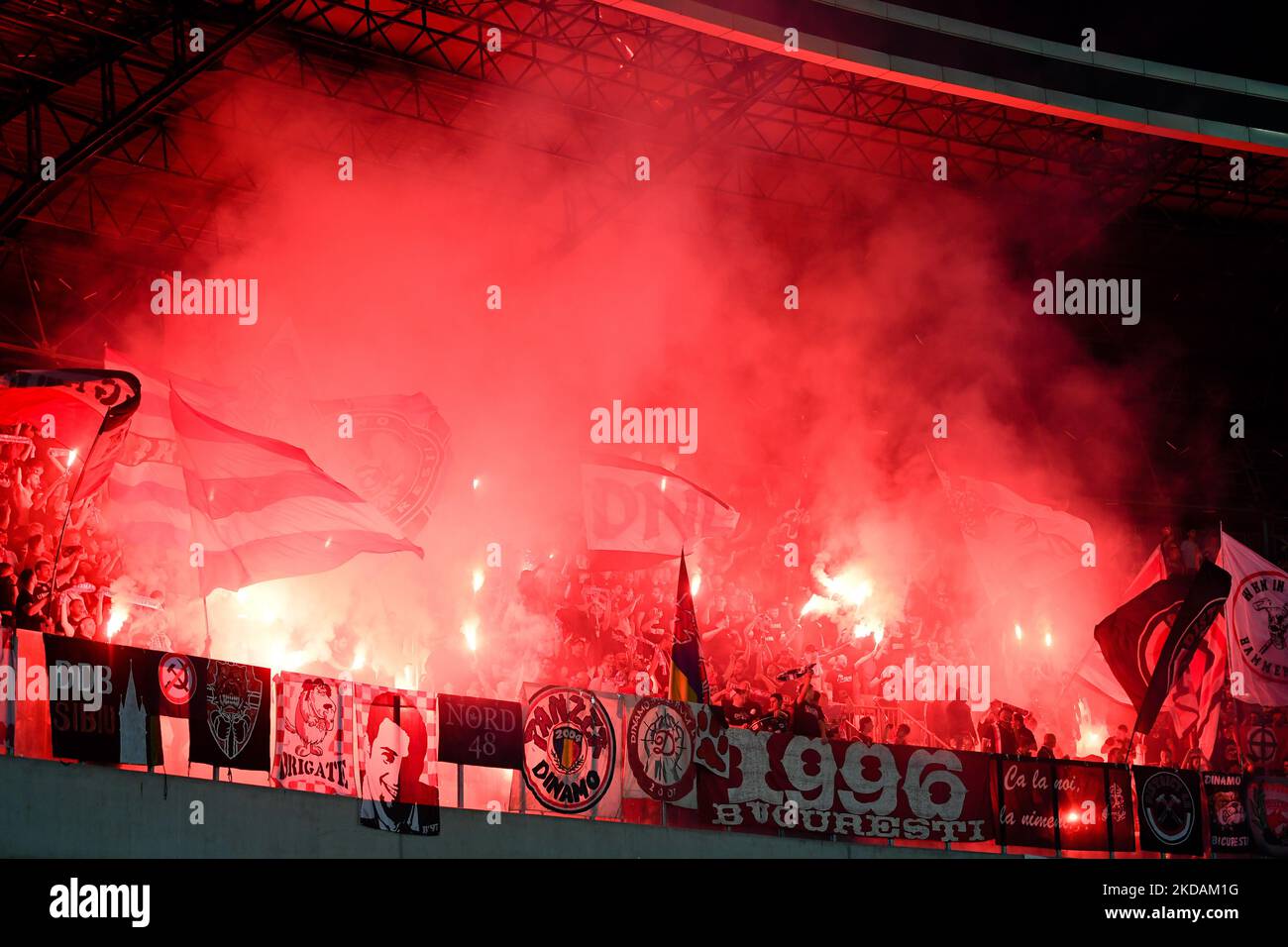 Tifosi di Dinamo Bucuresti torce fulminee all'inizio della seconda metà del FC Universitatea Cluj contro Dinamo Bucuresti, 21 maggio 2022, disputata su Cluj Arena Stadium, Cluj Napoca (Foto di Flaviu Buboi/NurPhoto) Foto Stock