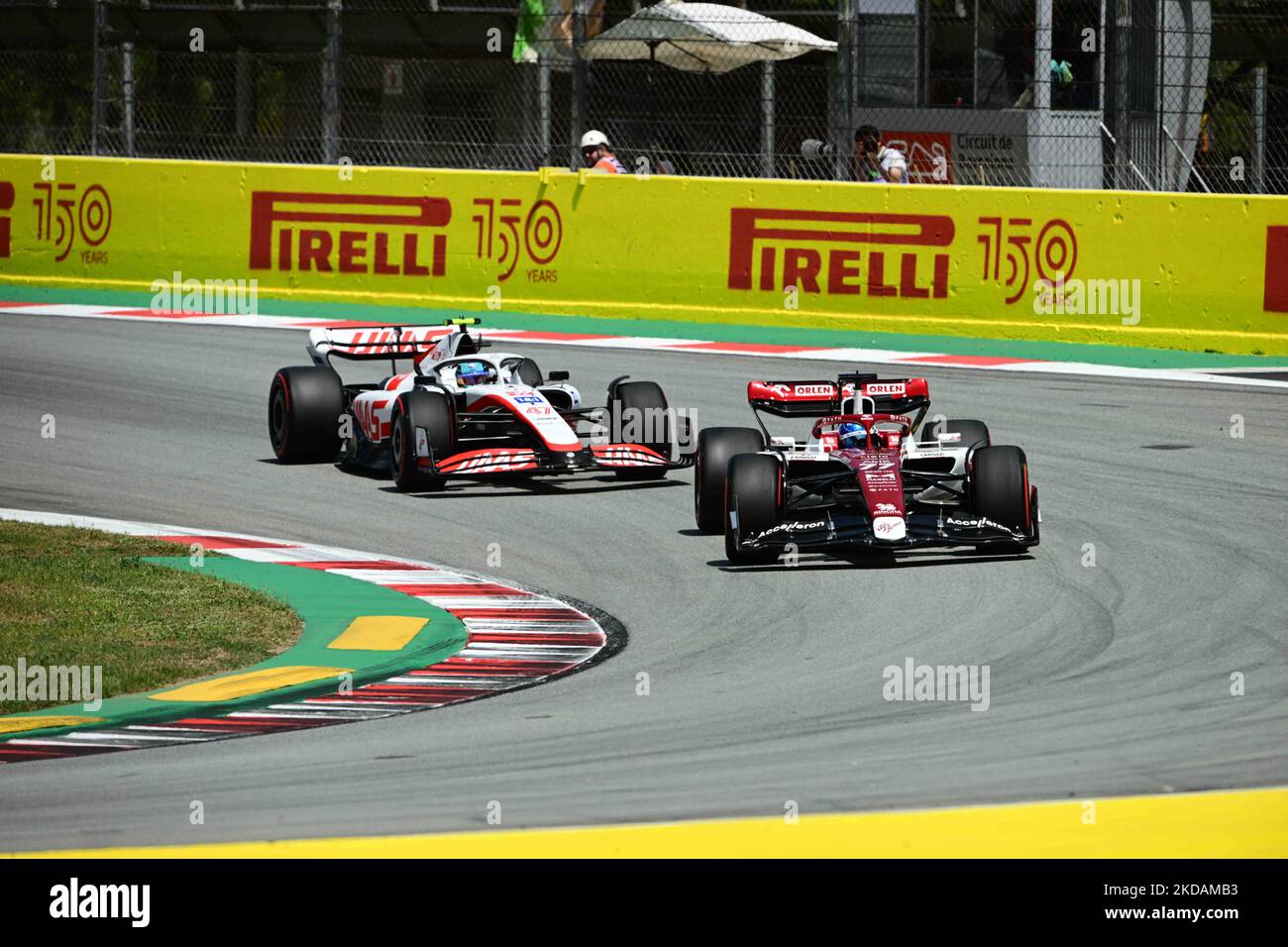 Valtteri Bottas di Alfa Romeo Racing ORLEN e Mick Schumacher di Uralkali Haas F1 Team battaglia durante la gara del Gran Premio di Spagna sul circuito di Catalunia a Montmelo, Barcellona, Catalunia, Spagna, 22 maggio 2022 (Foto di Andrea Diodato/NurPhoto) Foto Stock