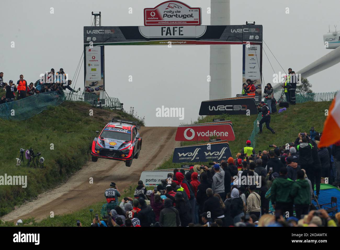 OTT TANAK (EST) e Martin JARVEOJA (EST) in HYUNDAI i20 N Rally 1 di HYUNDAI SHELL MOBIS WORLD RALLY TEAM in azione durante il SS19 - Fafe del WRC Vodafone Rally Portogallo 2022 a Matosinhos - Portogallo, il 22 maggio 2022. (Foto di Paulo Oliveira / NurPhoto) Foto Stock