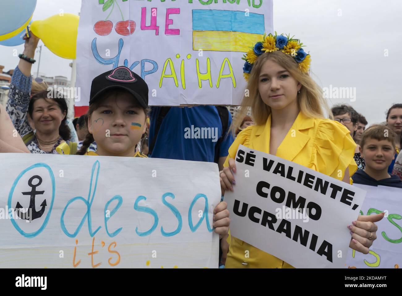 Giovani ucraini che partecipano alla marcia di solidarietà che si tiene a Santander (Spagna) per celebrare il giorno della camicia ricamata o del giorno di Vyshyvanka come si chiama in Ucraina (Foto di Joaquin Gomez Sastre/NurPhoto) Foto Stock