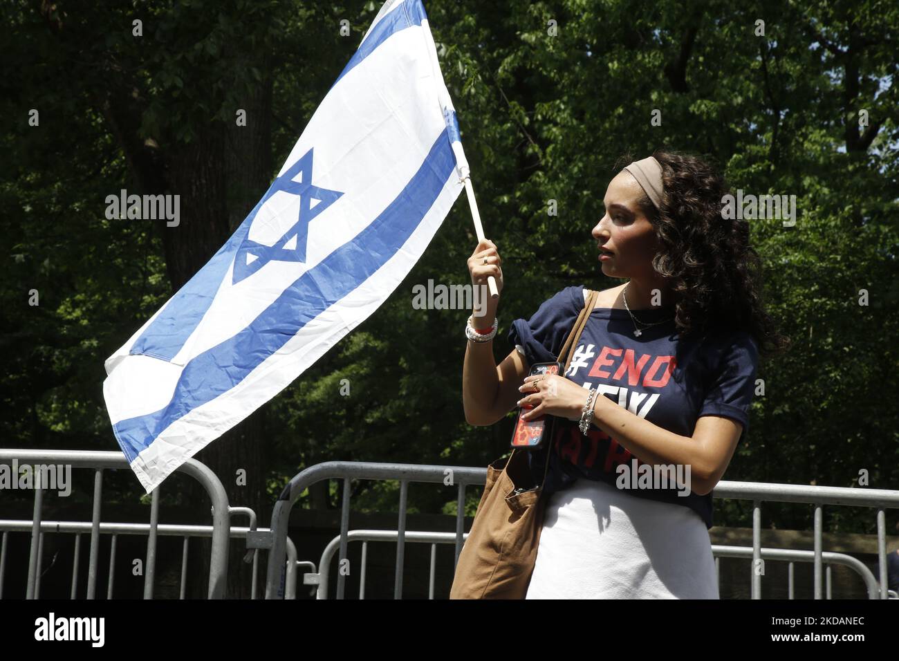 I dimostranti mostrano banner e logo "End Jew Hodio" durante la sfilata israeliana del 22 maggio 2022 a New York City, USA. Fine dell'odio ebreo è una rete di movimenti globali non partigiani per i diritti civili, composta da attivisti e sostenitori della base di molti settori della vita, tutti dedicati a promuovere la giustizia e un mondo senza odio nei confronti del popolo ebreo. (Foto di John Lamparski/NurPhoto) Foto Stock