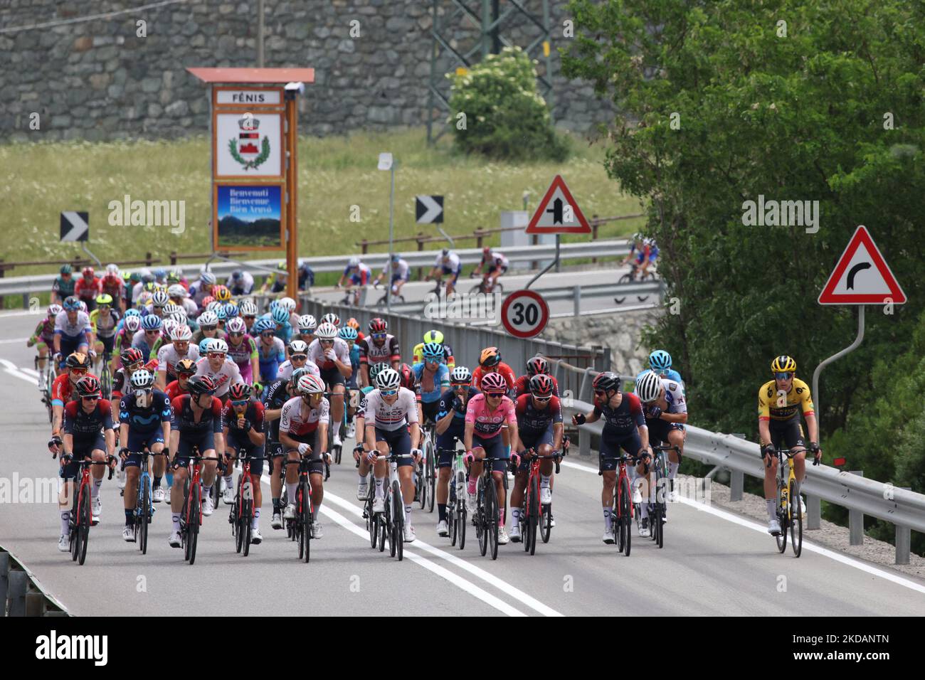Il grande gruppo vicino al Castello di Fenis durante il giro d'Italia fase 15 - Rivarolo Canavese - Cogne il 22 maggio 2022 alla Cogne di Cogne (Photo by Claudio Benedetto/LiveMedia/NurPhoto) Foto Stock