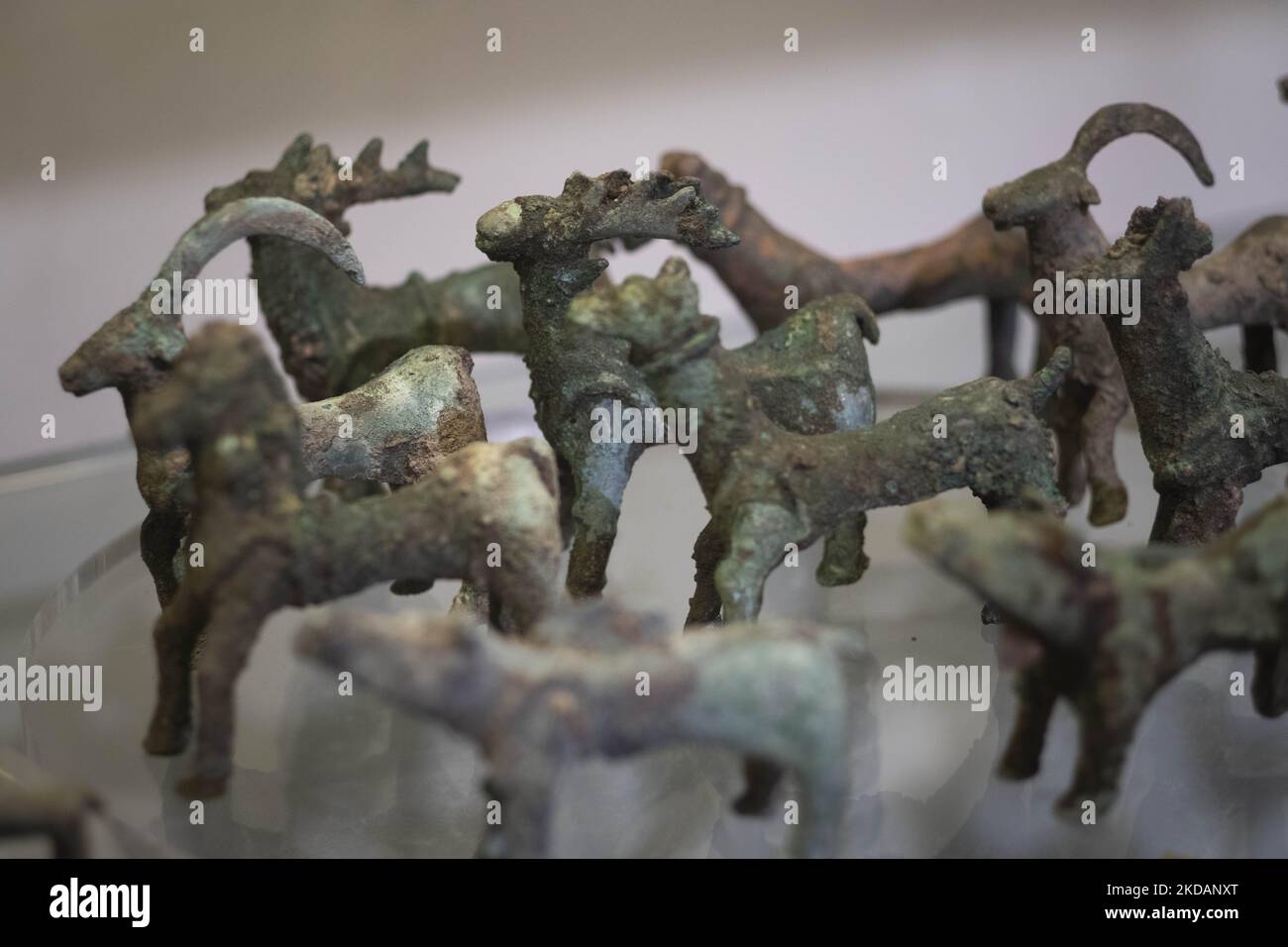 Una collezione donata di figurine animali in bronzo è raffigurata durante la mostra di una collezione donata di oggetti archeologici in una sala espositiva in un edificio del Museo Nazionale dell'Iran a sud di Teheran il 22 maggio 2022. Questa mostra comprende più di 1.500 manufatti dalla preistoria ai secoli recenti, costituiti da manufatti che ricordano manufatti trovati nei siti archeologici di Shahdad, Qeytariyeh, Khorvin, Lorestan Bronze, Sasanid argenti, E così via. Più della metà di essi sono manufatti genuini, ma gli altri oggetti sono manufatti forgiati o richiedono ulteriori ricerche. Accordia Foto Stock