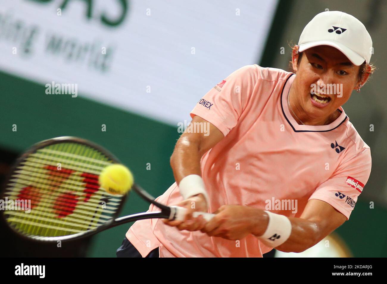 Yoshihito Nishioka durante la sua partita contro Novak Djokovic alla corte Philipe Chartier nel secondo giorno delle finali dell'Open Francese del 2022, a Parigi, in Francia, il 23 maggio 2022. (Foto di Ibrahim Ezzat/NurPhoto) Foto Stock