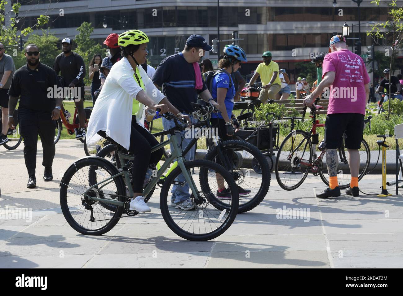 Il sindaco DC Muriel Bowser arriva in bicicletta durante l'evento Bike to Work Day, oggi il 25 febbraio 2021 a HVC/Capitol Hill a Washington DC, USA. (Foto di Lenin Nolly/NurPhoto) Foto Stock