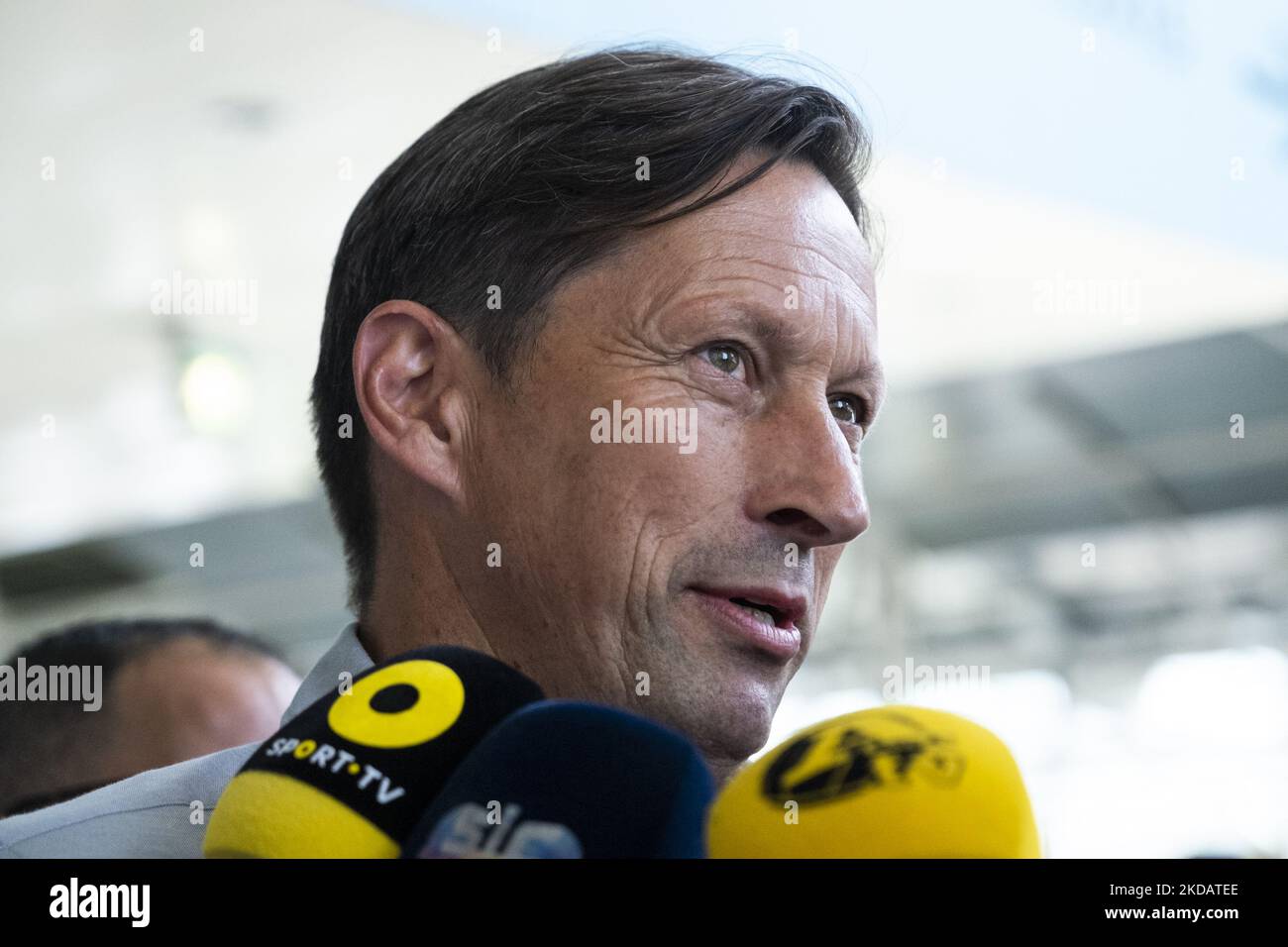 Roger Schmidt arriva all'aeroporto Humberto Delgado di Lisbona, in Portogallo, per essere presentato come il nuovo allenatore di Sport Lisboa e Benfica, il 24 maggio 2022. (Foto di Nuno Cruz/NurPhoto) Foto Stock