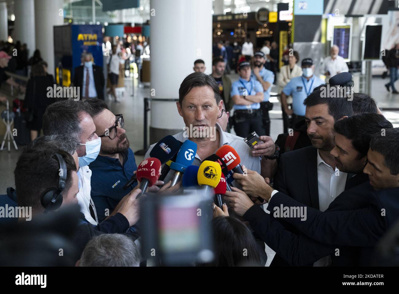 Roger Schmidt arriva all'aeroporto Humberto Delgado di Lisbona, in Portogallo, per essere presentato come il nuovo allenatore di Sport Lisboa e Benfica, il 24 maggio 2022. (Foto di Nuno Cruz/NurPhoto) Foto Stock