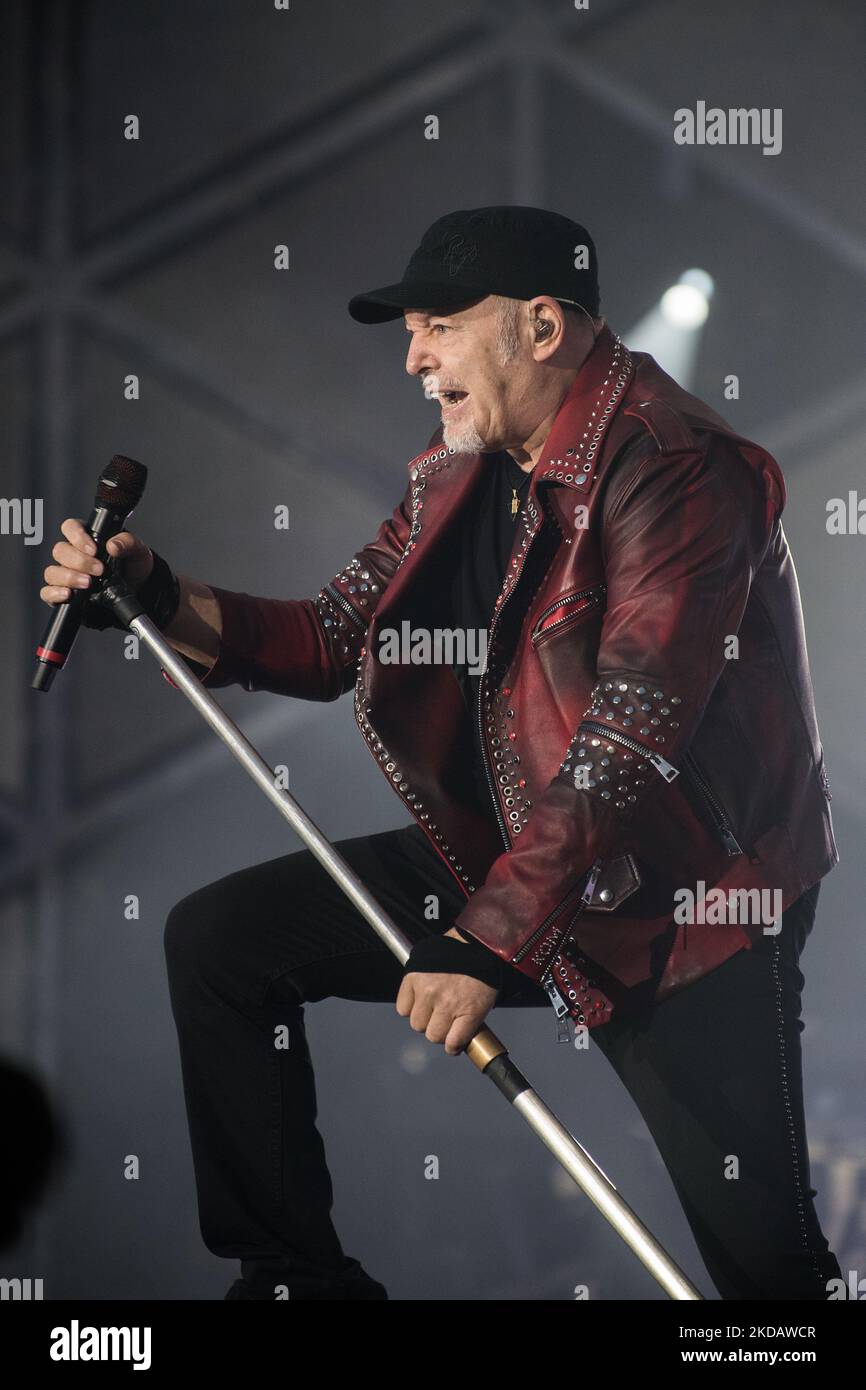 Vasco Rossi suona dal vivo all'Ippodromo SNAI la Maura di Milano per il Vasco Live Tour 2022, a Milano, il 24 maggio 2022 (Foto di Romano Nunziato/NurPhoto) Foto Stock