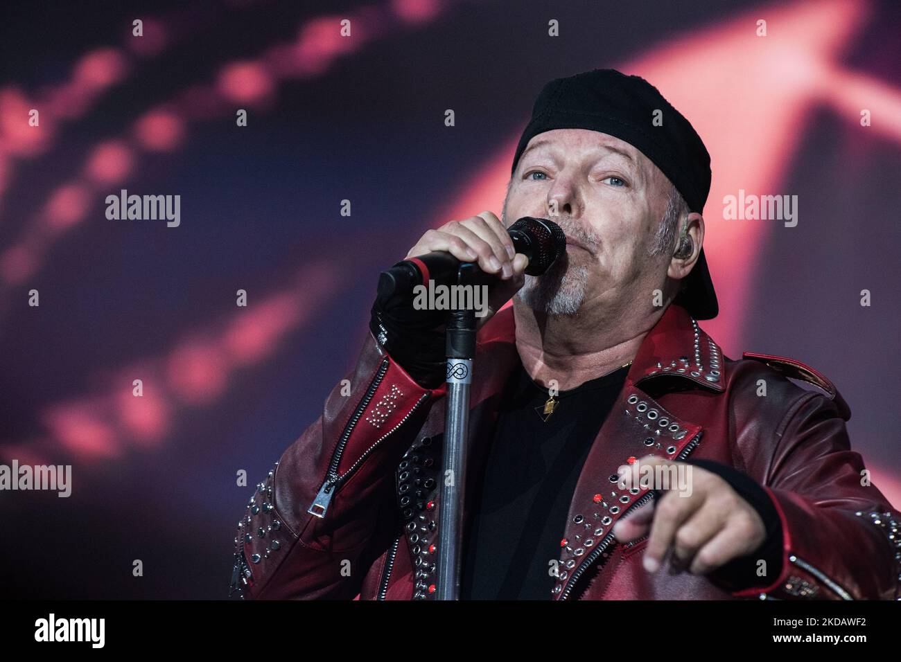 Vasco Rossi suona dal vivo all'Ippodromo SNAI la Maura di Milano per il Vasco Live Tour 2022, a Milano, il 24 maggio 2022 (Foto di Romano Nunziato/NurPhoto) Foto Stock