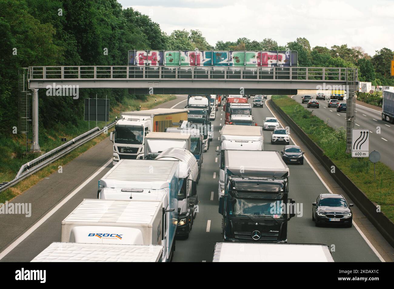 Vista generale di ingorgo sul A3 autobahn vicino Colonia, Germania il 25 maggio 2022 davanti alle festività pubbliche (Foto di Ying Tang/NurPhoto) Foto Stock