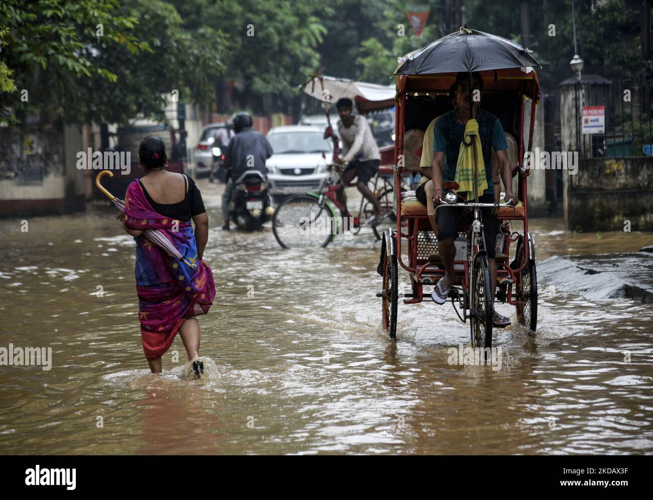 Il 25 maggio 2022, i pendolari svanono in una strada allagata dopo forti piogge, a Guwahati, Assam, India. Il waterlogging è una scena comune nella città di Guwahati a causa del sistema di drenaggio povero. (Foto di David Talukdar/NurPhoto) Foto Stock