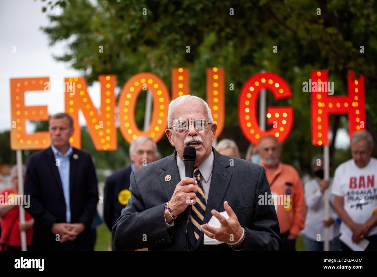 Il congressista Gerry Connelly (D-VA) parla ad una veglia a lume di candela a Fairfax, VA, per le vittime dei massacri di Uvalde e Buffalo, 25 maggio 2022. Il 24 maggio un cannoniere entrò nella scuola elementare di Robb e uccise 19 studenti e 2 insegnanti nelle peggiori riprese scolastiche da Sandy Hook nel 2012. Nonostante centinaia di sparatorie di massa e migliaia di morti ogni anno legate alle armi, il Congresso e i tribunali si rifiutano di agire per arginare la violenza. (Foto di Allison Bailey/NurPhoto) Foto Stock