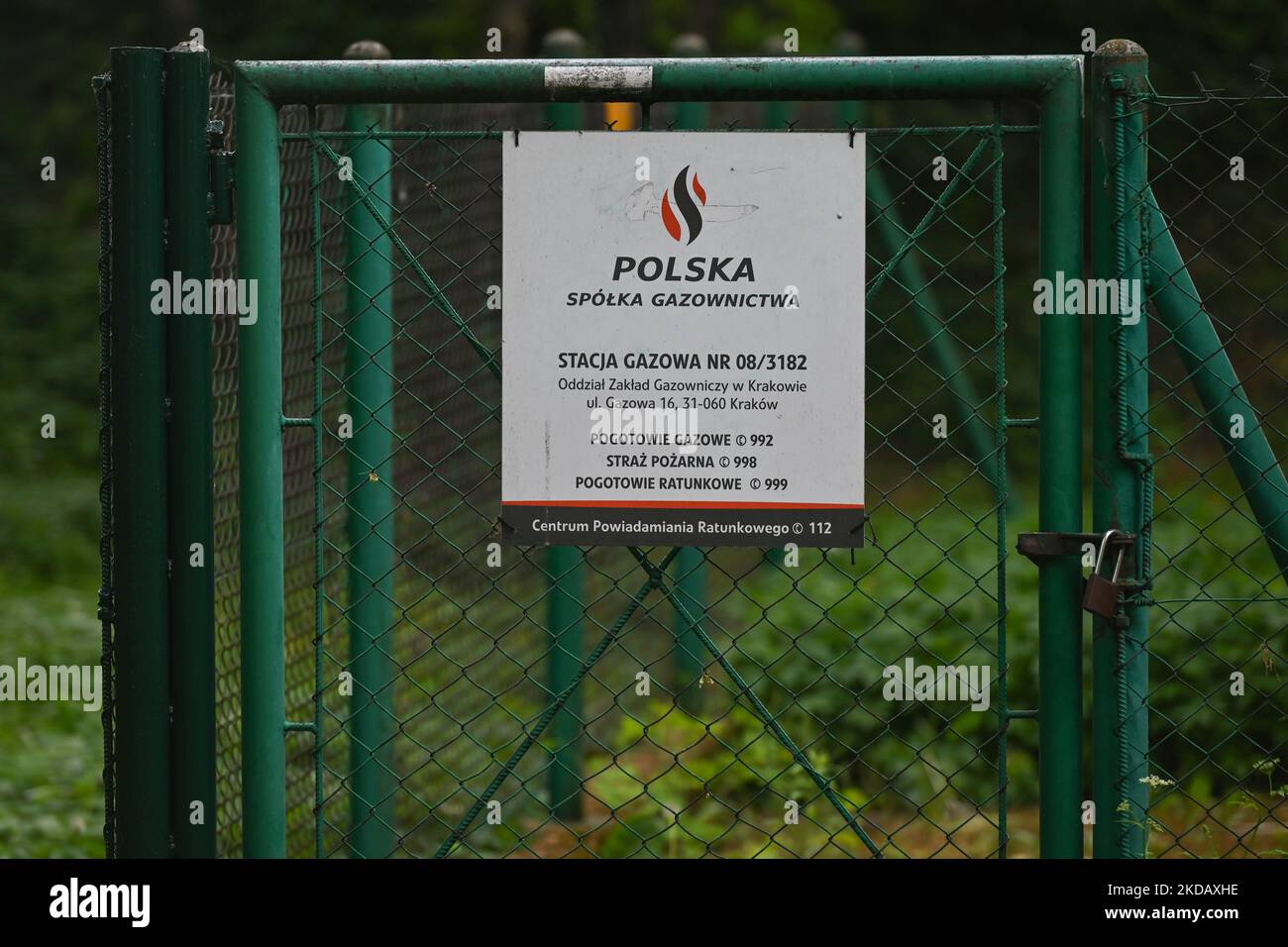 Un cartello con il logo PSG (The Gasworks) alla recinzione della piccola stazione di servizio locale nel quartiere Podgorze di Cracovia. Ogni stazione di gas comprende un insieme di dispositivi o un oggetto di costruzione incluso nella rete di gas , che assolve almeno una delle funzioni: Riduzione, trattamento, misurazione o distribuzione di gas naturale. Mercoledì 23 maggio 2022, a Cracovia, Malopolskie Voivodato, Polonia. (Foto di Artur Widak/NurPhoto) Foto Stock