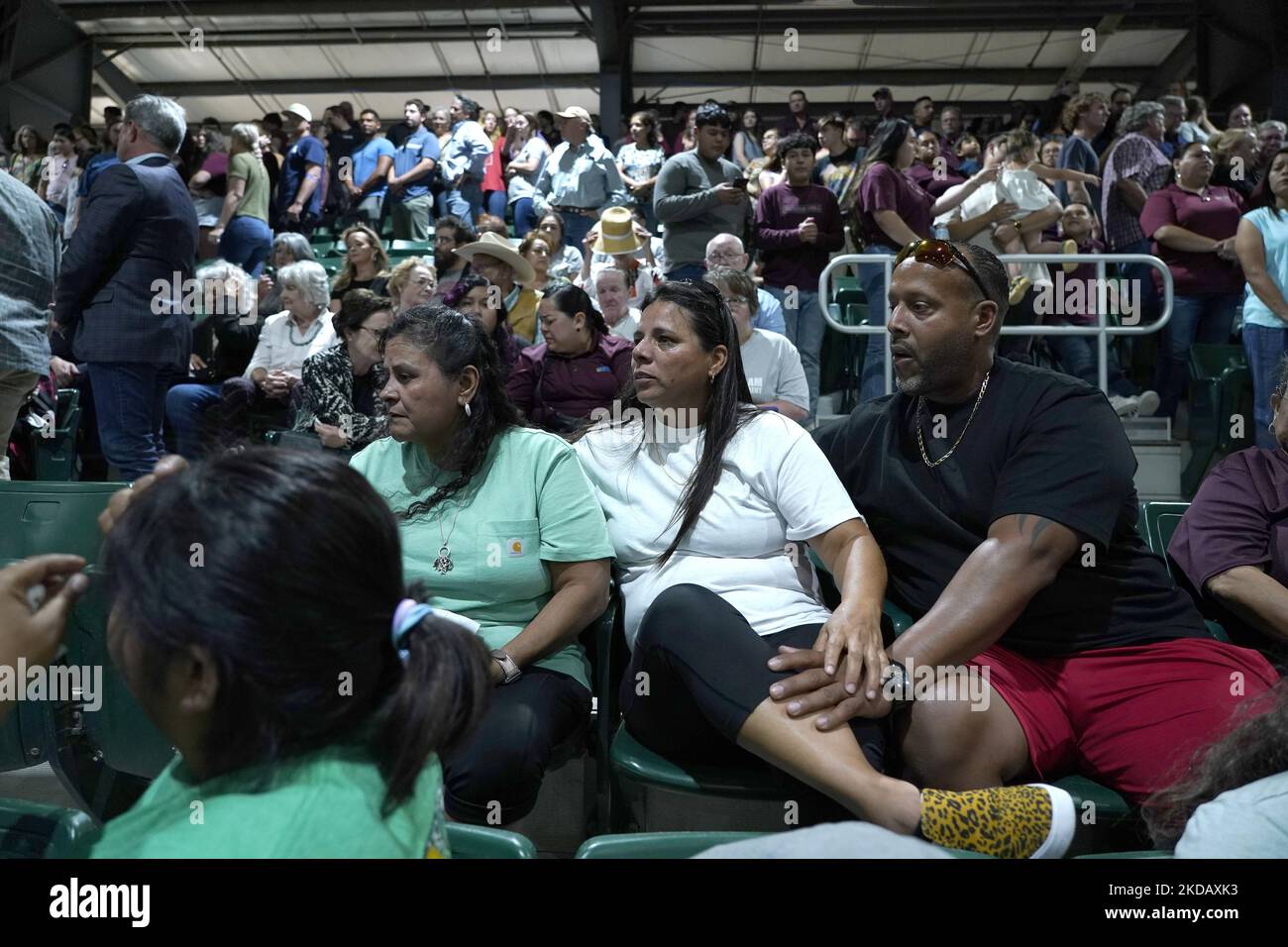 I pianisti confortano l'eachother e pregano in una veglia per i 21 uccisi a Robb Elemntary Schoolon il 25 maggio 2022 a Uvalde, Texas, USA. Martedì, Salvador Ramos ha ucciso 19 studenti e 2 insegnanti in una sparatoria di massa prima di essere ucciso da ufficiali delle forze dell'ordine presso la Robb Elementary School. La sparatoria a scuola è una delle più letali nella storia degli Stati Uniti dal massacro della Columbine nel 1999 in Colorado e secondo fonti “la sparatoria di massa del 27th di quest’anno”. (Foto di John Lamparski/NurPhoto) Foto Stock