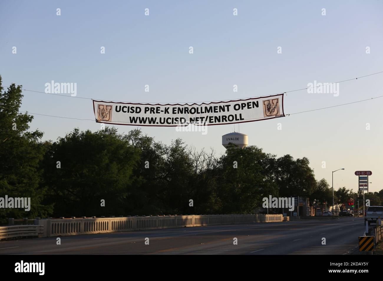 A diversi isolati dalla scena del tiro su Main St. Un banner pubblicizza iscrizioni aperte per pre-k come la torre dell'acqua Uvalde sta sullo sfondo, 25 maggio 2022 (Foto di Reginald Mathalone/NurPhoto) Foto Stock