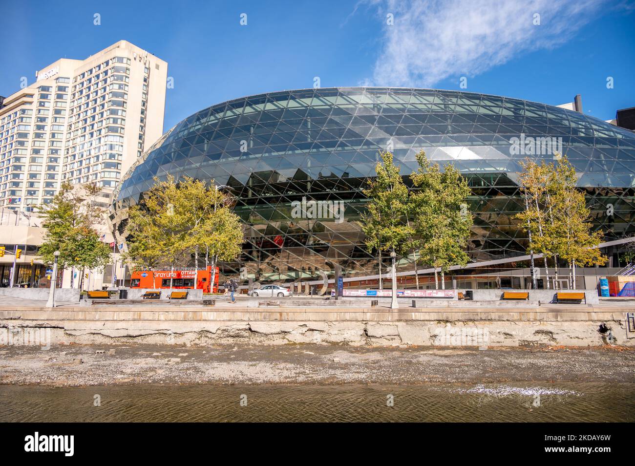 Ottawa, Ontario - 21 ottobre 2022: Vista dello Shaw Centre di Ottawa, Canada. Foto Stock