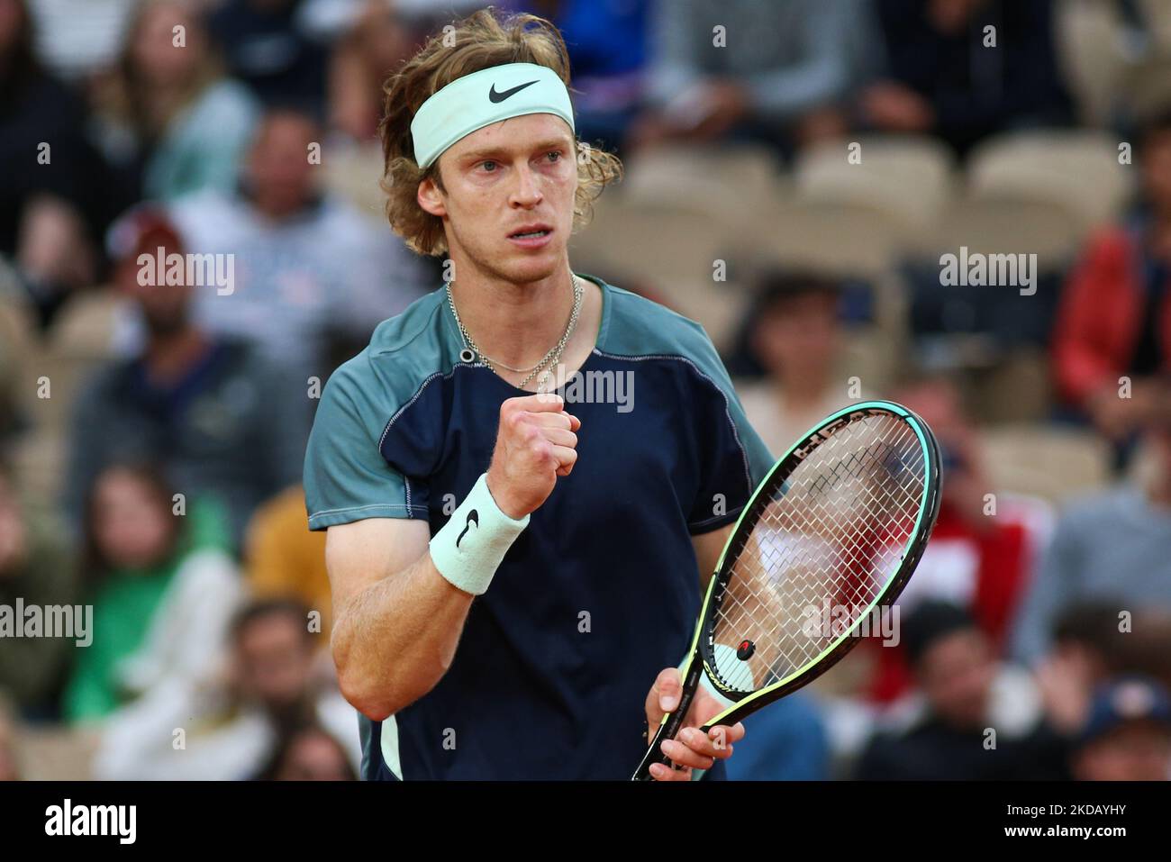 Andrey Rublev durante la sua partita contro Federico Delbonis nella corte di Simonne Mathieu nel 2022° giorno delle finali francesi aperte. (Foto di Ibrahim Ezzat/NurPhoto) Foto Stock