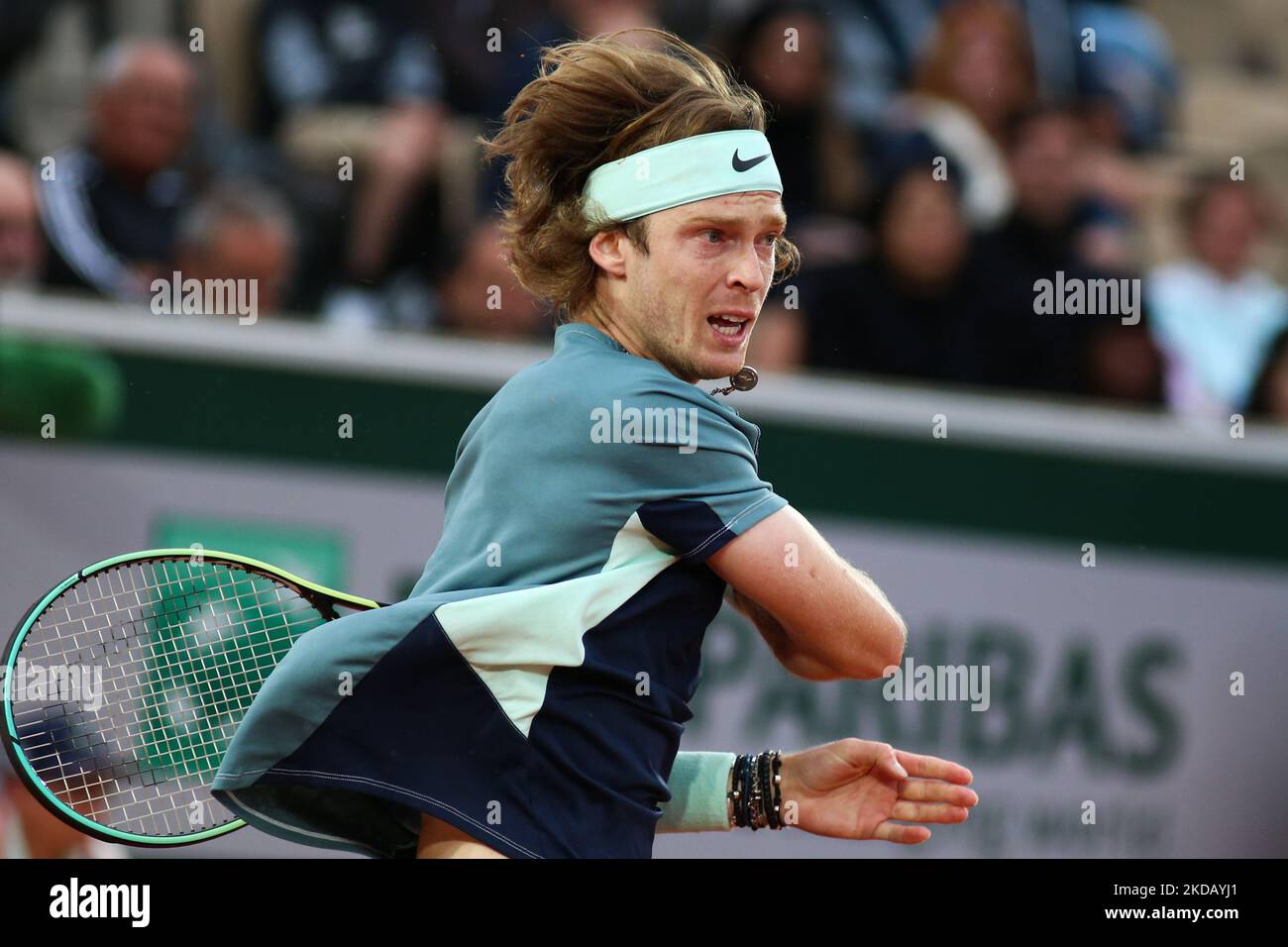Andrey Rublev durante la sua partita contro Federico Delbonis nella corte di Simonne Mathieu nel 2022° giorno delle finali francesi aperte. (Foto di Ibrahim Ezzat/NurPhoto) Foto Stock